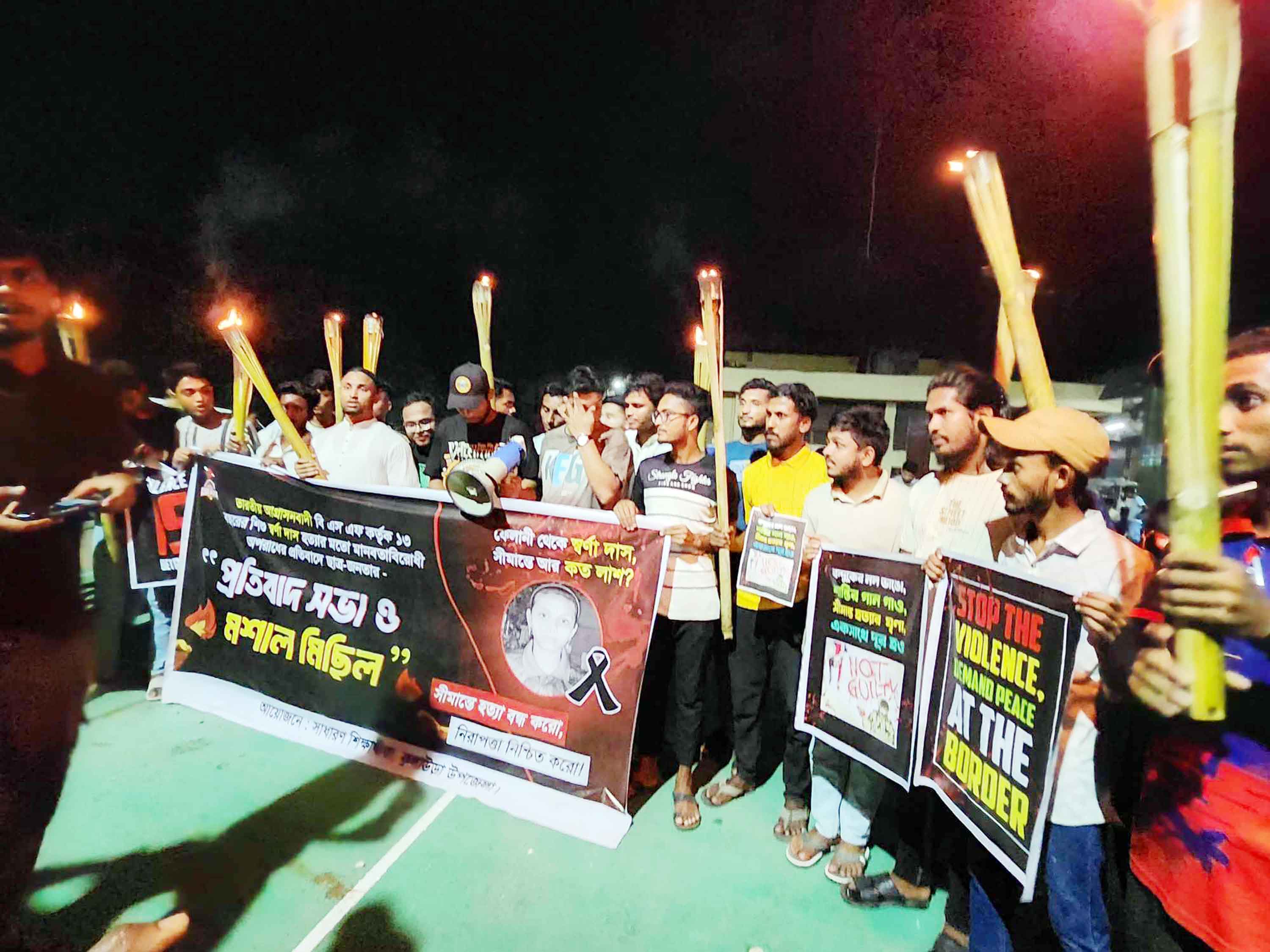 কুলাউড়ায় মশাল মিছিলে ভারতীয় দূতাবাস ঘেরাওয়ের হুঁশিয়ারি