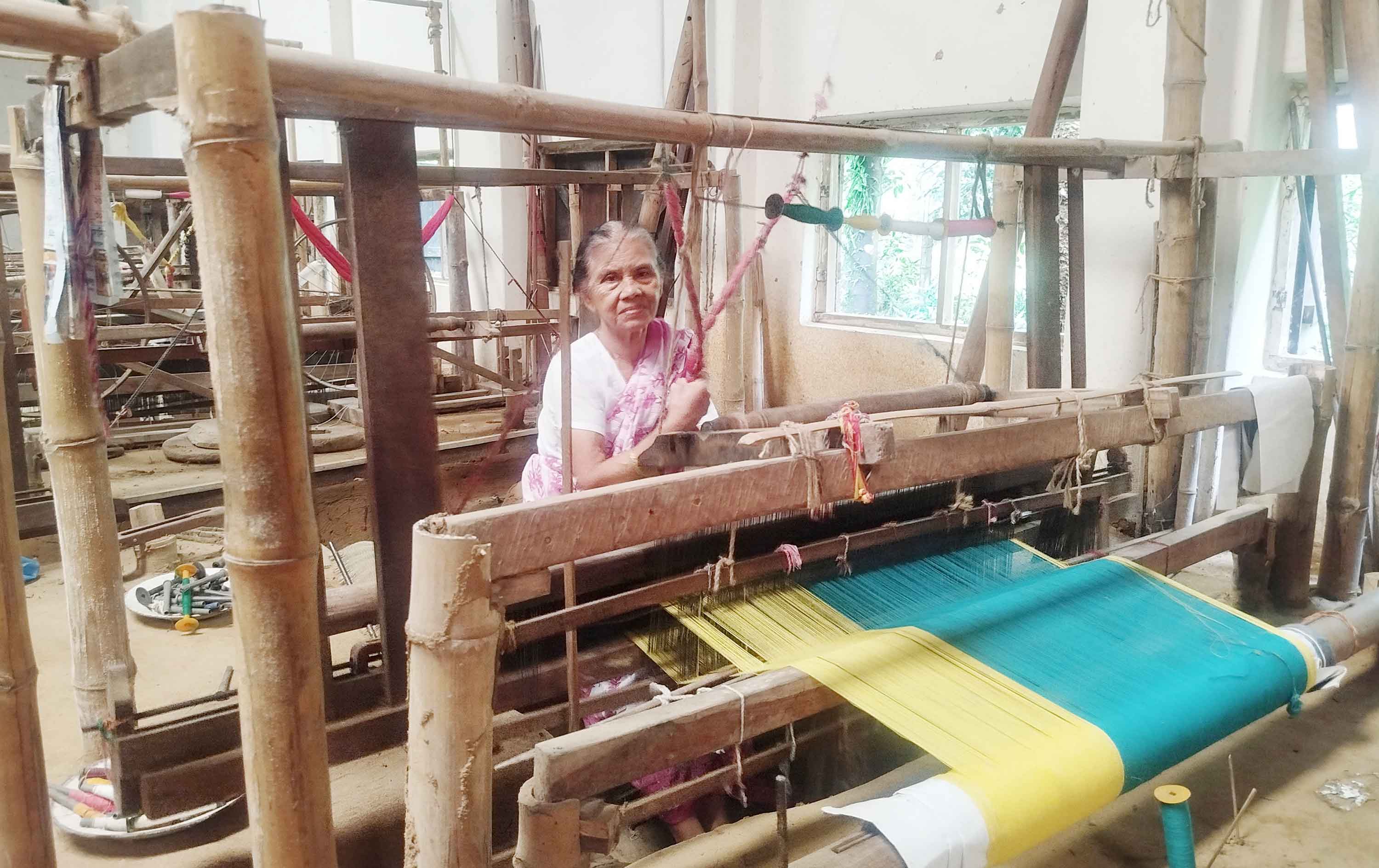 পৃষ্ঠপোষকতার অভাবে হারিয়ে যাচ্ছে দুর্গাপুরের ক্ষুদ্র নৃগোষ্ঠীদের তাঁতশিল্প