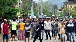 এবার পুলিশের অস্ত্রাগারে হামলা