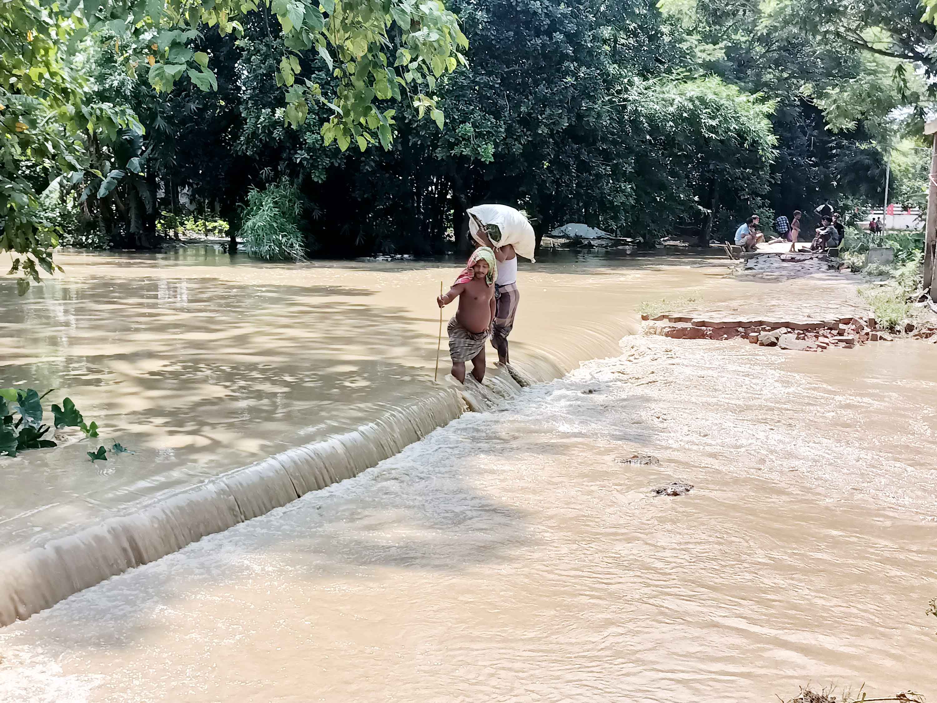 রৌদ্রোজ্জ্বল সাতকানিয়ায় আকস্মিক বন্যা