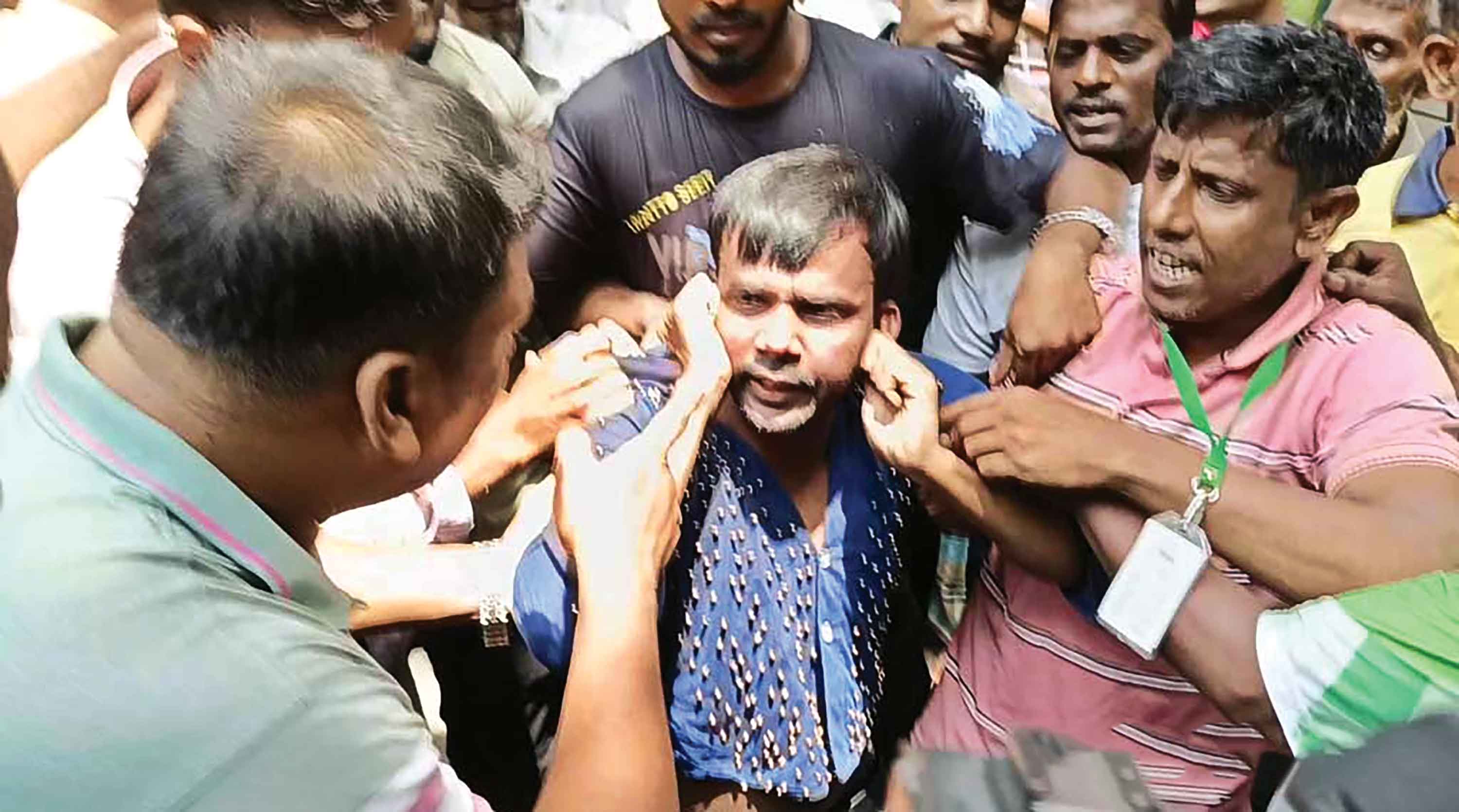 বগুড়া আদালত চত্বরে হিরো আলমের ওপর হামলা