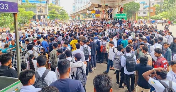 তেজগাঁওয়ে শিক্ষার্থীদের অবরোধ, চরম ভোগান্তি