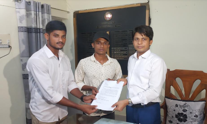 ব্রাহ্মণবাড়িয়ায় কলেজ অধ্যক্ষের পদত্যাগ প্রত্যাহারের দাবিতে শিক্ষার্থীদের স্মারকলিপি প্রদান