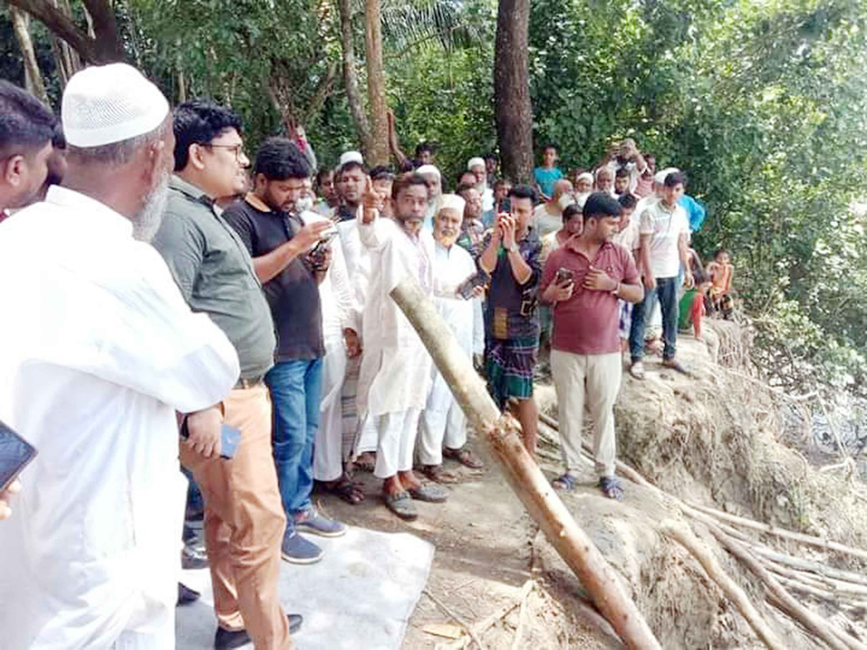 সোনাগাজীতে ছোট ফেনী নদীর ভাঙন ঠেকাতে স্বেচ্ছাশ্রমে বাঁধ নির্মাণ
