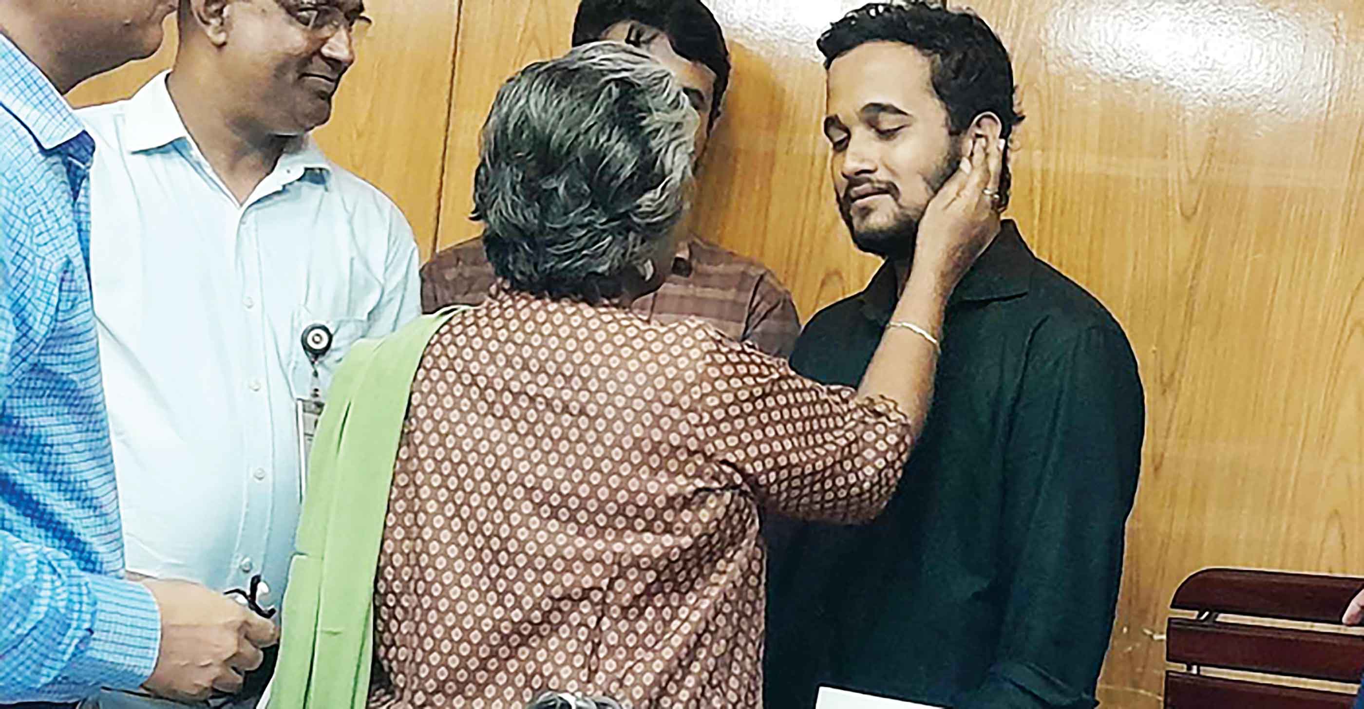 মুগ্ধর ভাইকে কাছে পেয়ে আপস্নুত সমাজকল্যাণ উপদেষ্টা