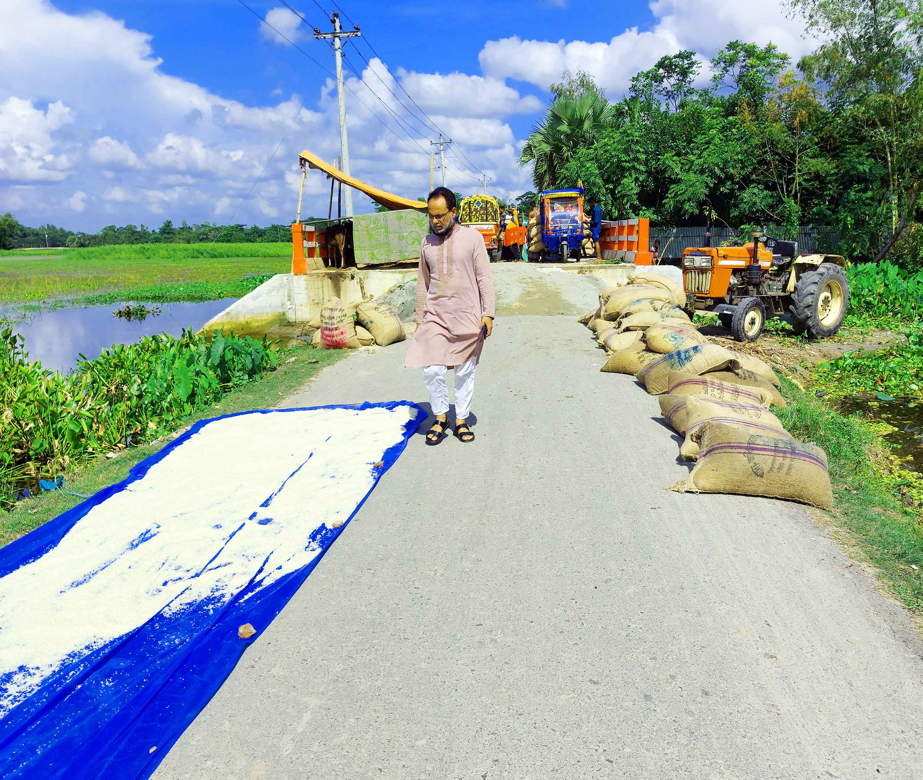 মনোহরগঞ্জে খালে উল্টে পড়ল ভিজিএফ'র চাল বোঝাই ট্রাক্টর