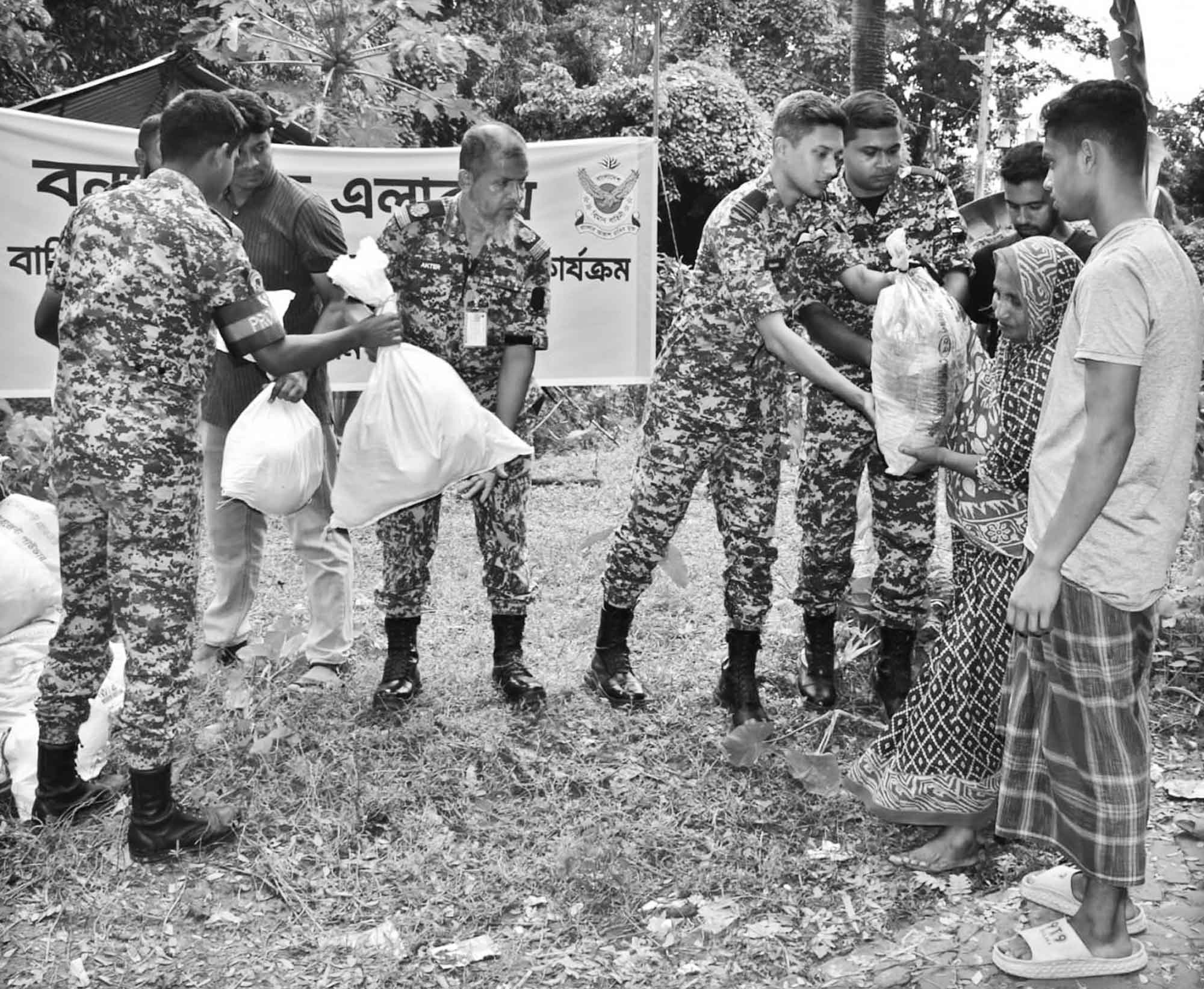 বন্যাকবলিত ফেনীতে বিমানবাহিনীর ত্রাণ বিতরণ কার্যক্রম অব্যাহত