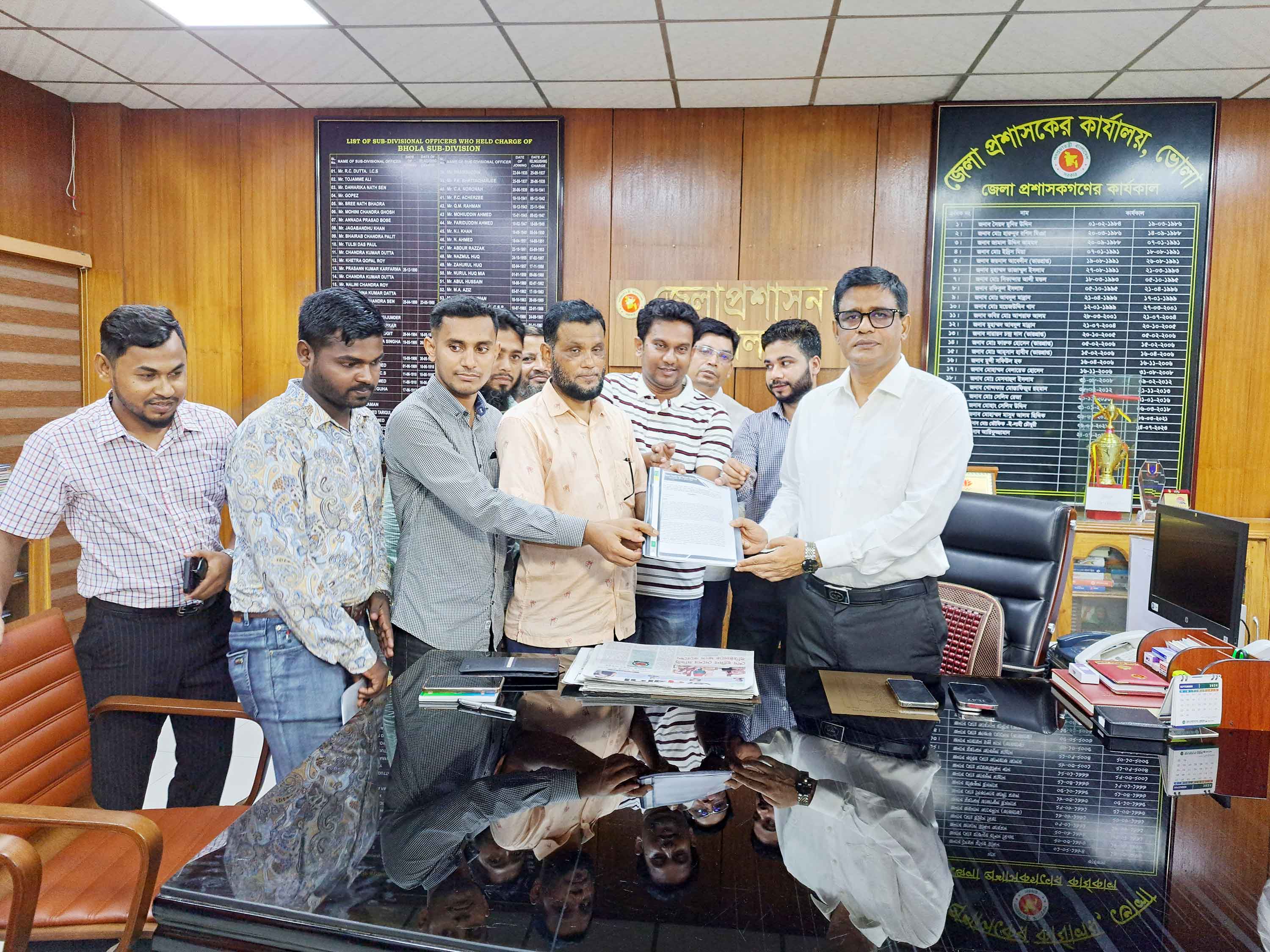 ১০ম গ্রেড বাস্তবায়নের দাবিতে সার্ভেয়ারদের স্মারকলিপি