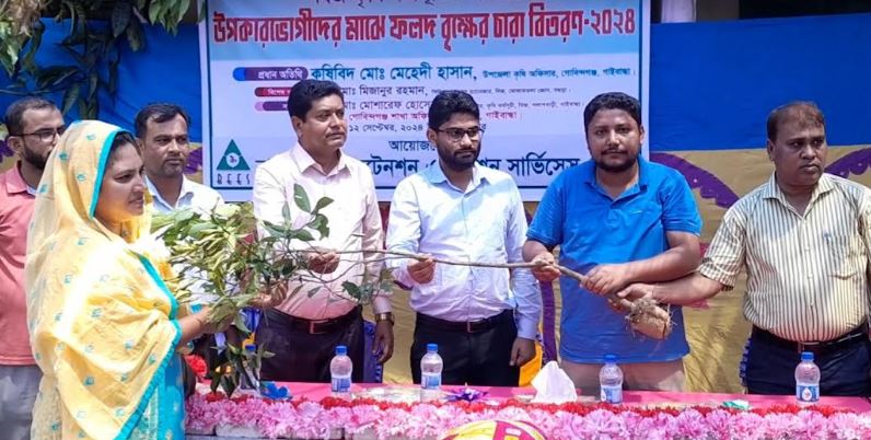 গোবিন্দগঞ্জে পারিবারিক পুষ্টি চাহিদা পূরণের লক্ষে ফলদ বৃক্ষের চারা বিতরণ