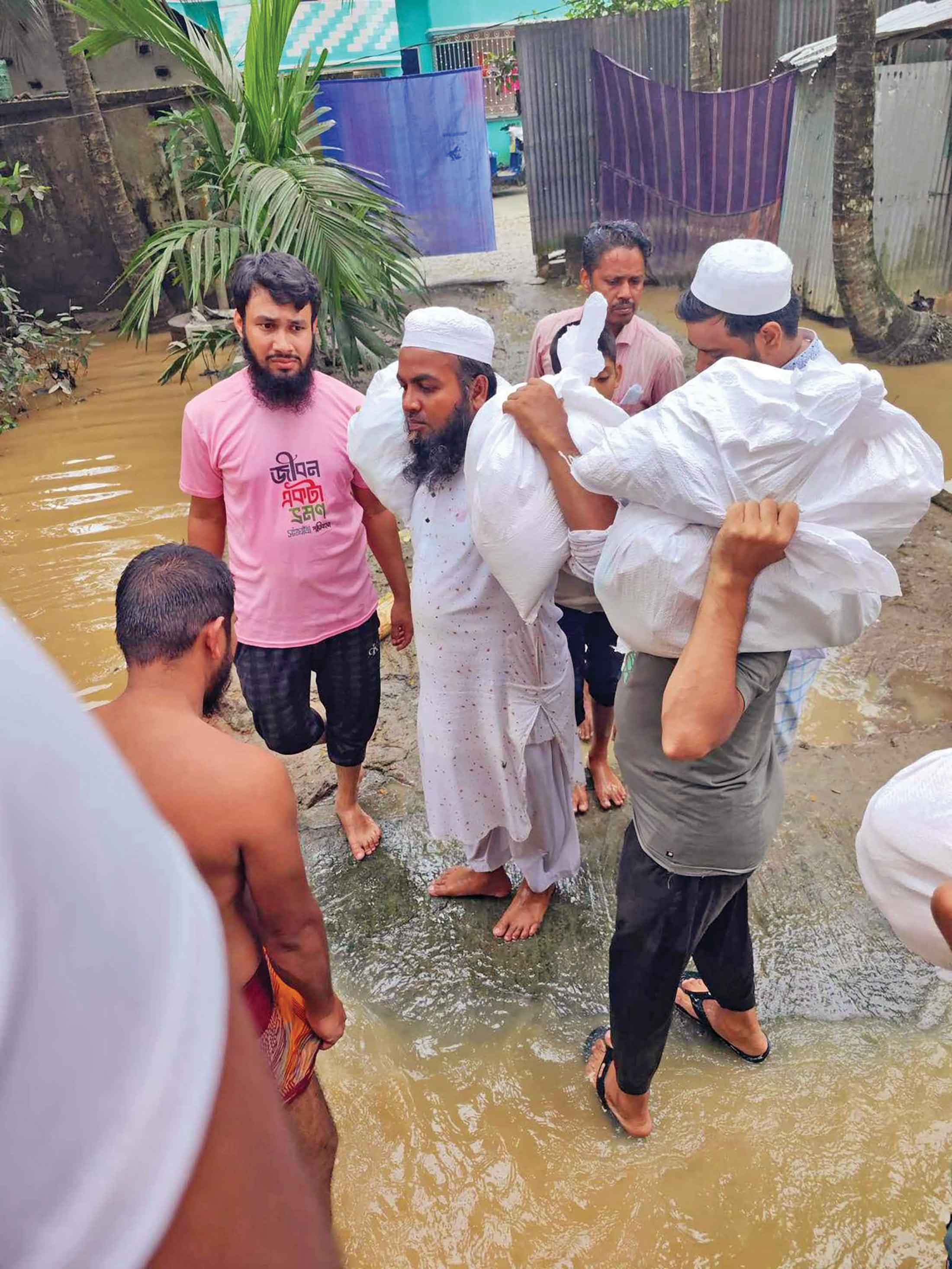 বন্যার্ত মানুষের পাশে কেরানীগঞ্জের বন্ধুরা