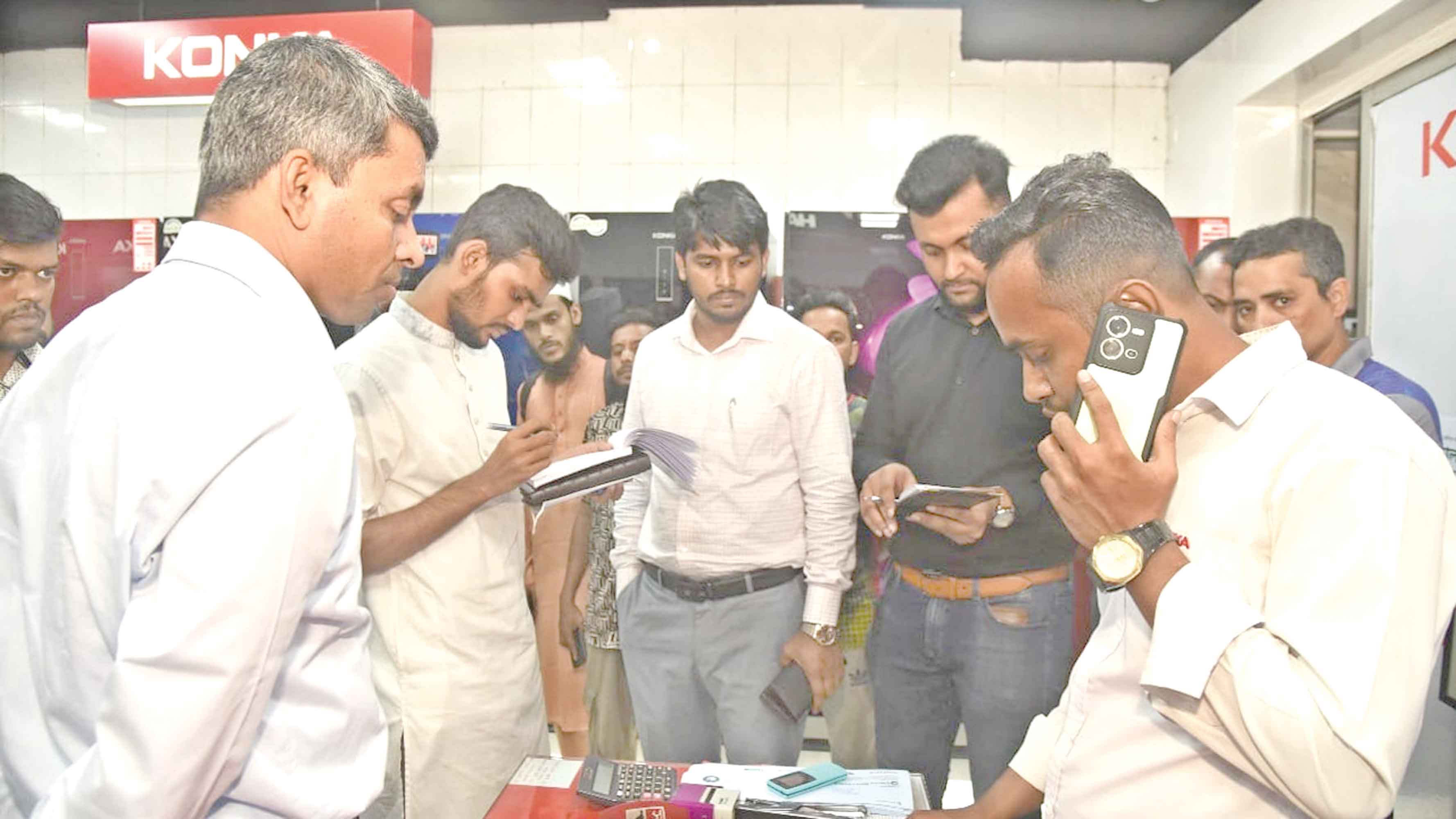 হঠাৎ স্টেডিয়াম এলাকার দোকান পরিদর্শনে ক্রীড়া উপদেষ্টা