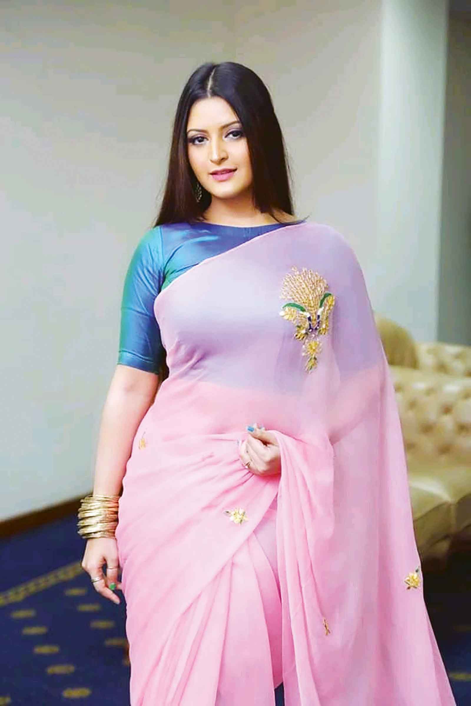 ভিসা জটিলতায় পরীমনি