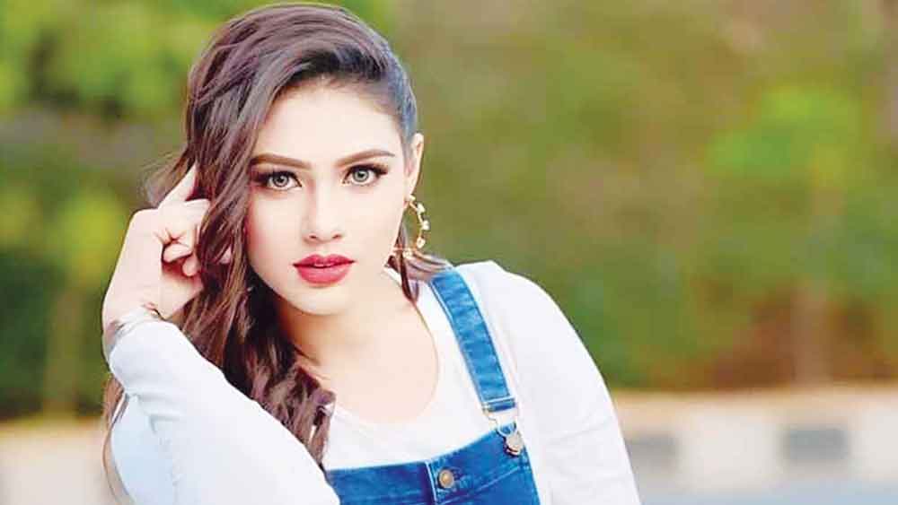 নবাগত নায়িকার রহস্যজনক মৃতু্য