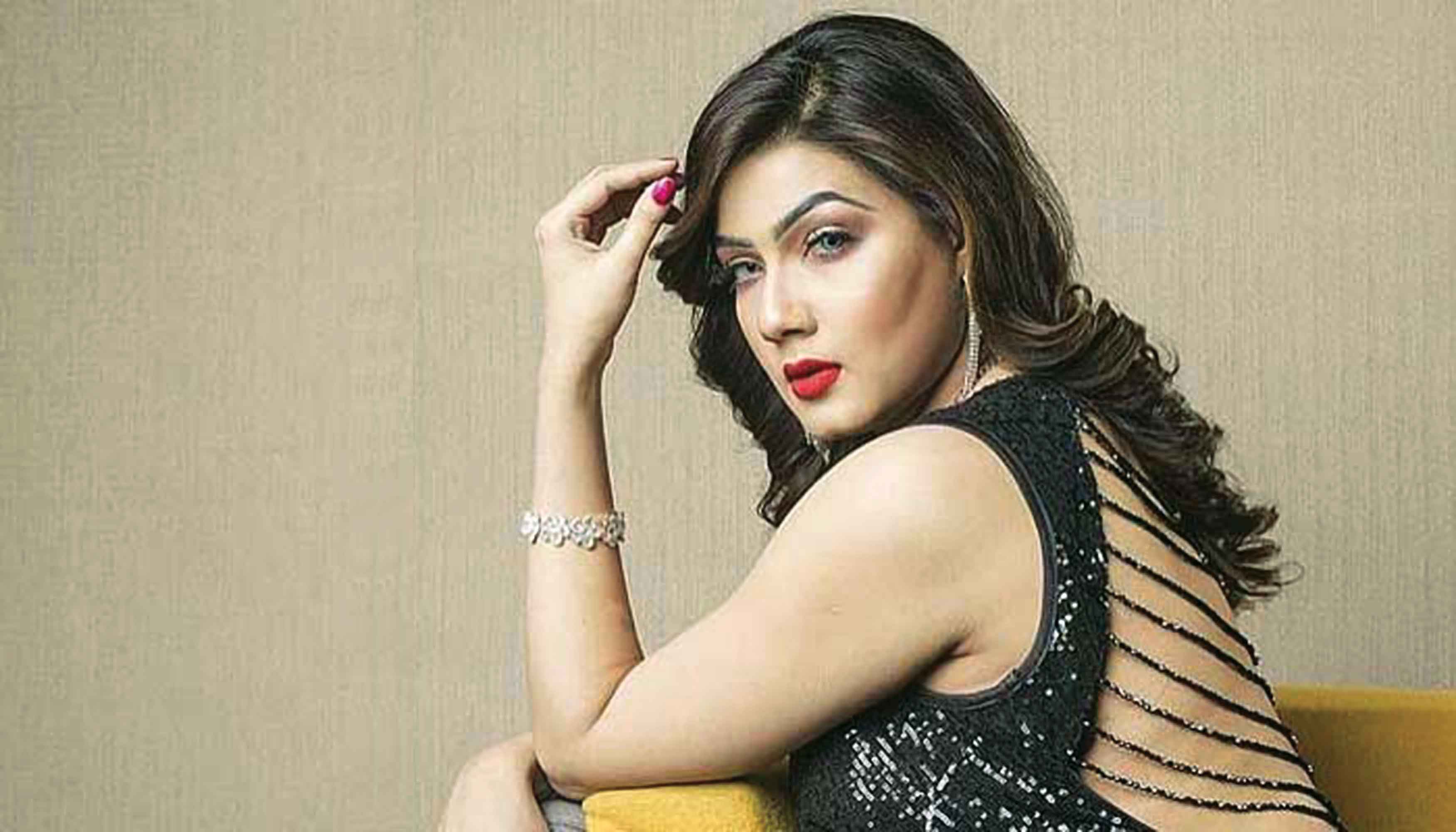পায়ের তলায় মাটি খুঁজছেন মাহী