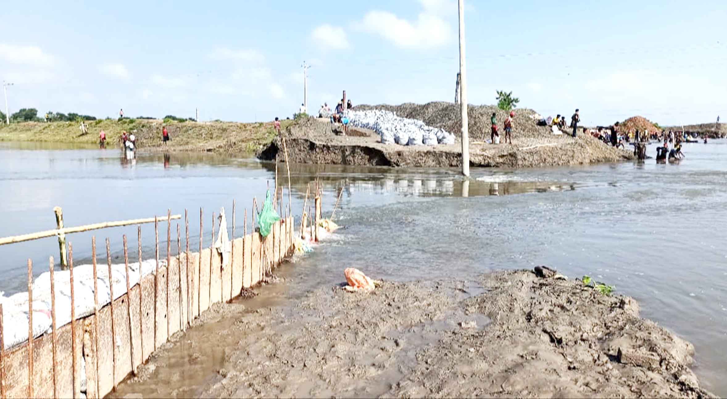 সাতক্ষীরায় ৪ দিনেও মেরামত হয়নি ভেঙে যাওয়া বেঁড়িবাধ