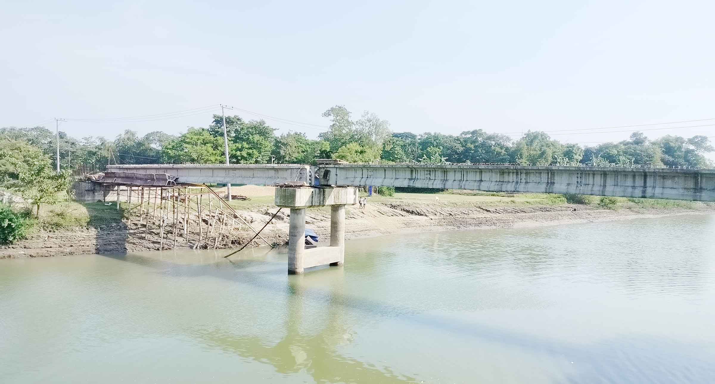 দোয়ারাবাজারে ২ বছরেও শেষ হয়নি খাসিয়ামারা সেতুর নির্মাণকাজ