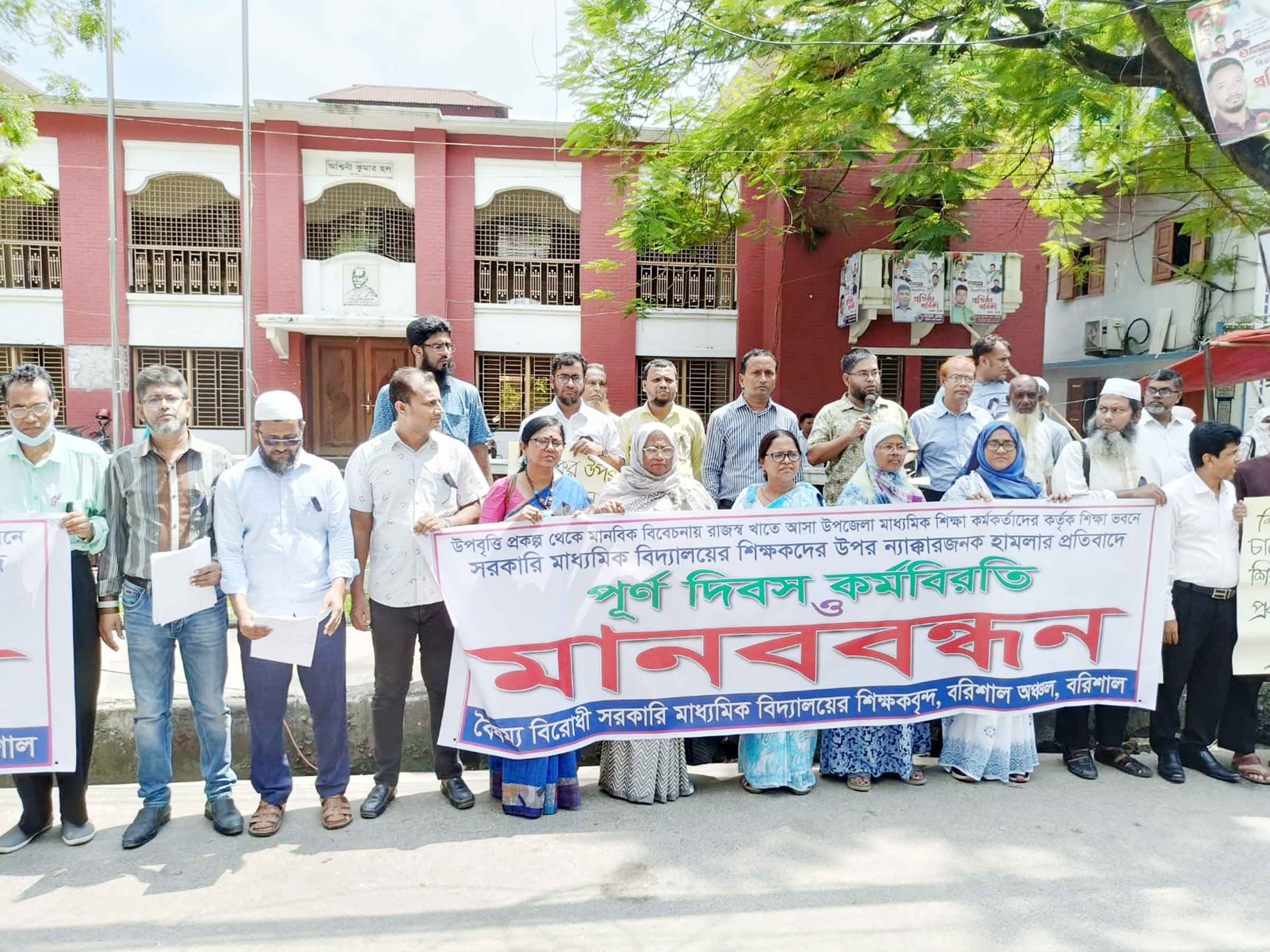 ছাত্র আন্দোলনে শহীদ পরিবারের পাশে বরিশালের জেলা প্রশাসক