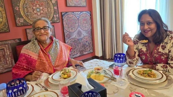 পুতুলের সঙ্গে দিল্লিতে হাসিনা, দেখা গেছে পার্কে 