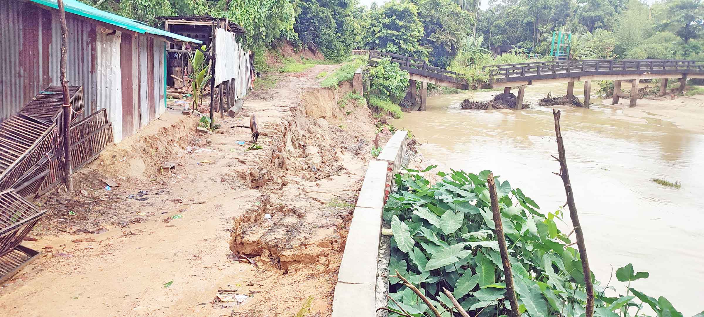নাইক্ষ্যংছড়িতে রাবার ড্যামের গাইড ওয়াল ভেঙে খালে