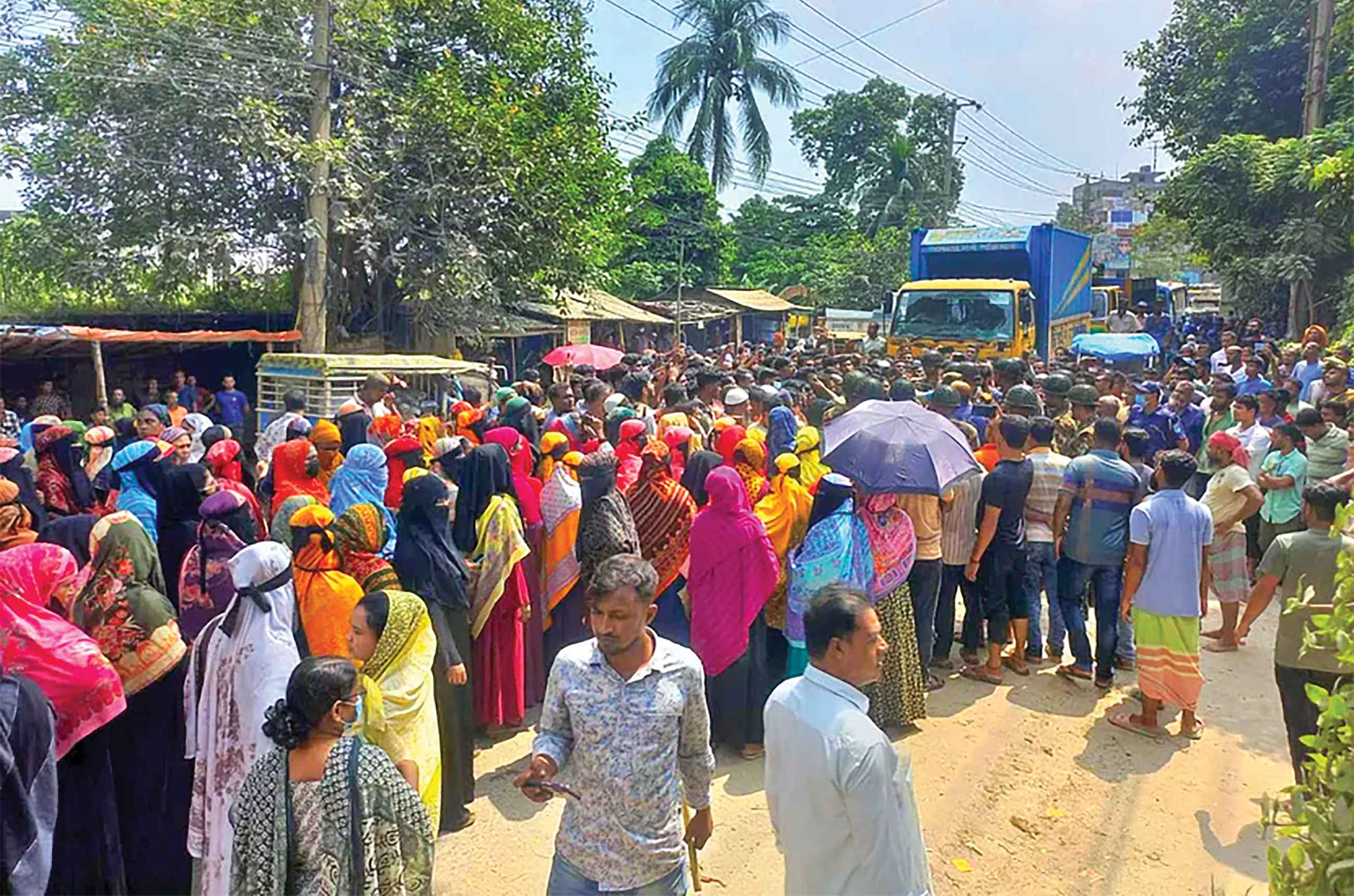 ফতুলস্নায় বকেয়া বেতনের দাবিতে শ্রমিকদের সড়ক অবরোধ ও বিক্ষোভ