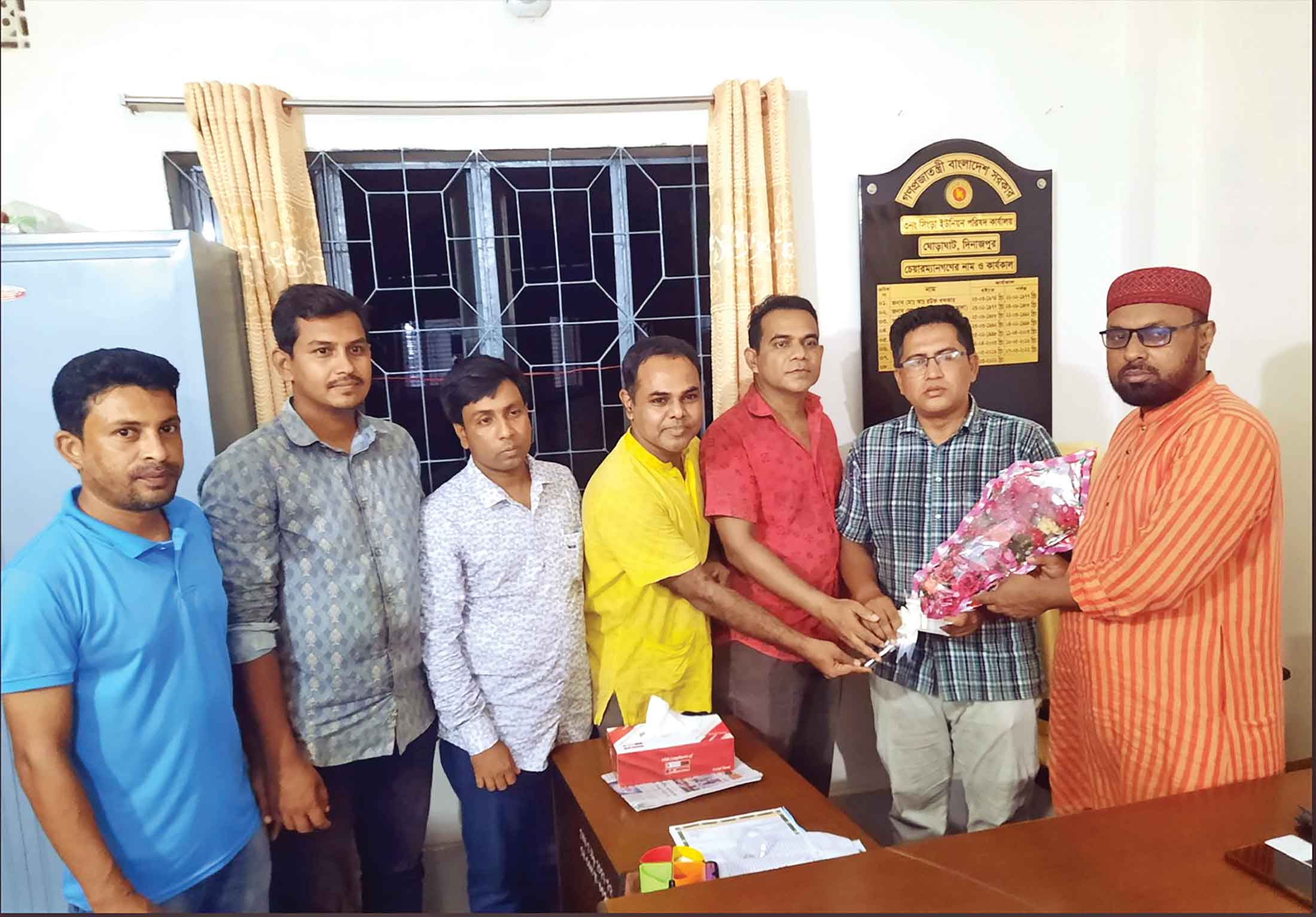 ঘোড়াঘাটের বন্ধুকে ফুলেল শুভেচ্ছা