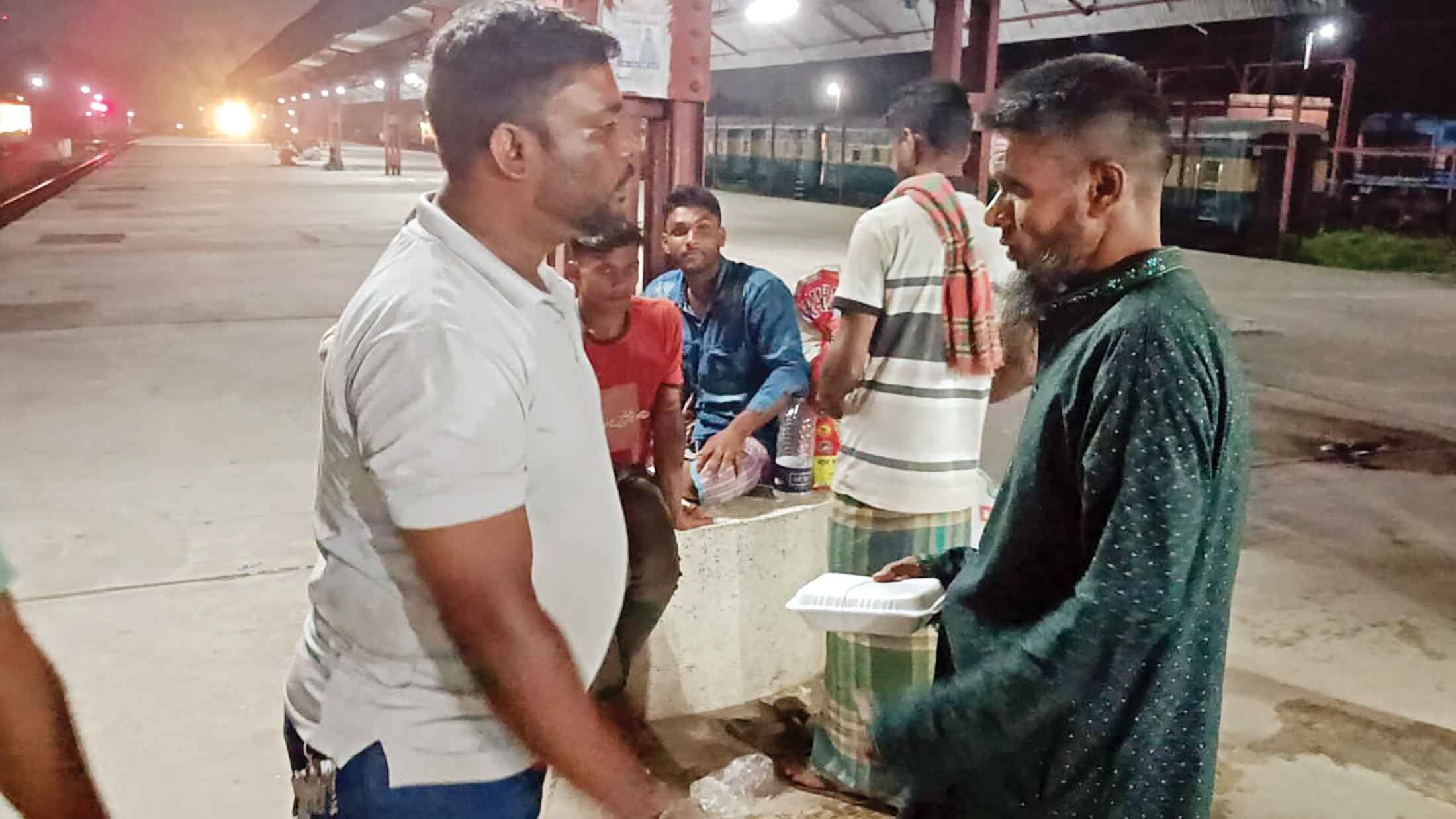 ঈশ্বরদীতে অসহায়দের মধ্যে খাদ্য বিতরণ