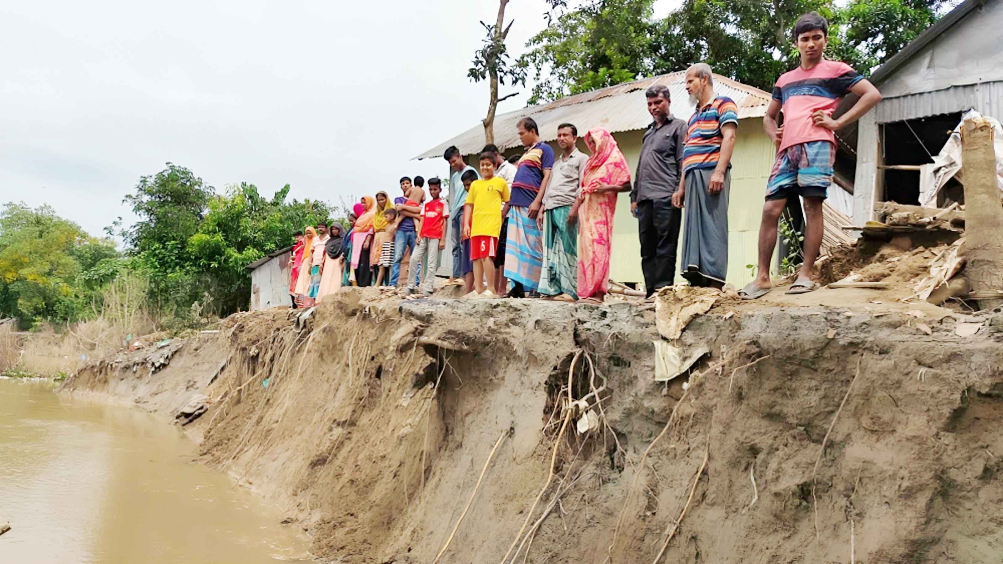 গোমতীর পানি কমায় তীব্র হচ্ছে ভাঙন