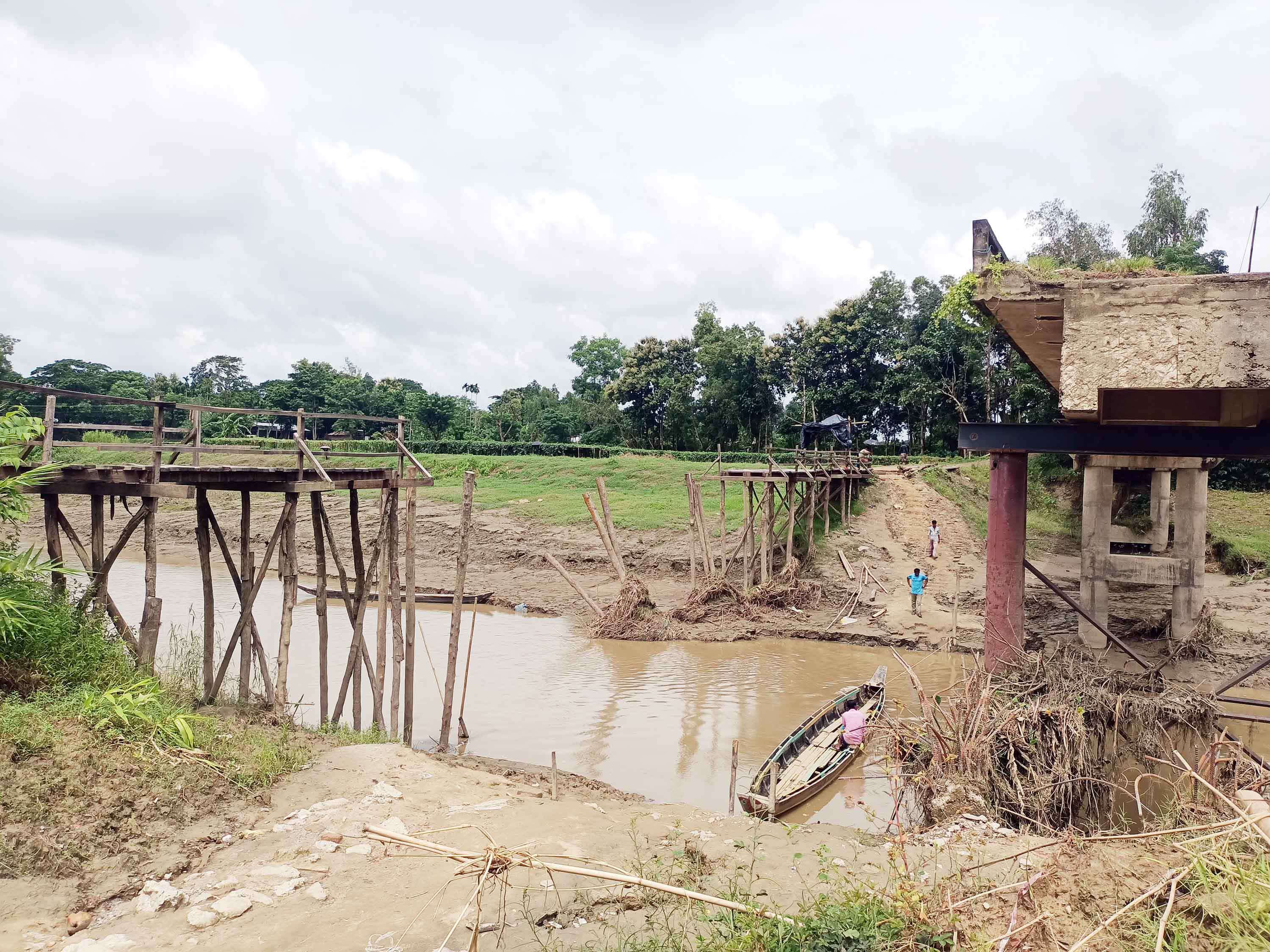 বিকল্প সেতু ভেসে যাওয়ায় দুর্ভোগে হাজারও মানুষ