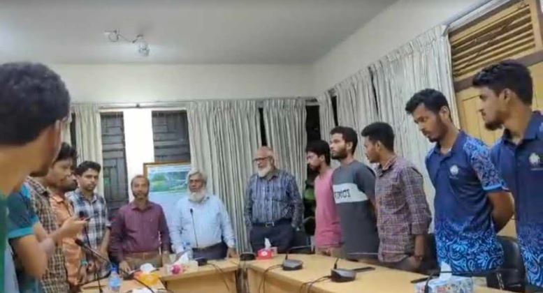 শাবিতে নবনিযুক্ত উপ-উপাচার্য, কোষাধ্যক্ষকে শপথ পাঠ করালেন সমন্বয়করা, নেটিজেনদের নিন্দা