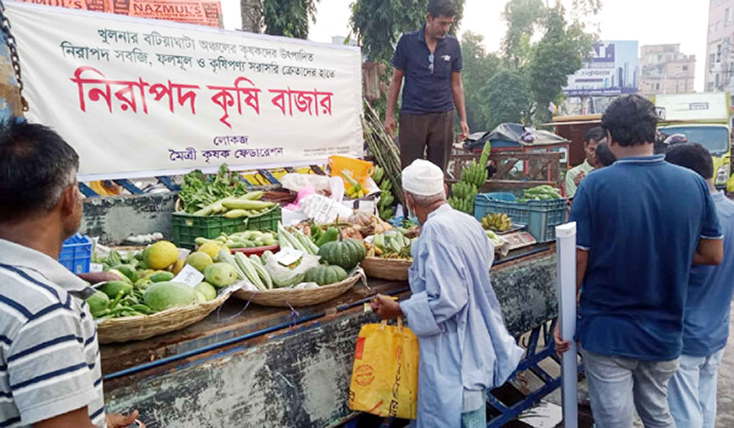 জনগণের নজর কাড়ছে খুলনার ভ্রাম্যমাণ 'নিরাপদ কৃষি বাজার'