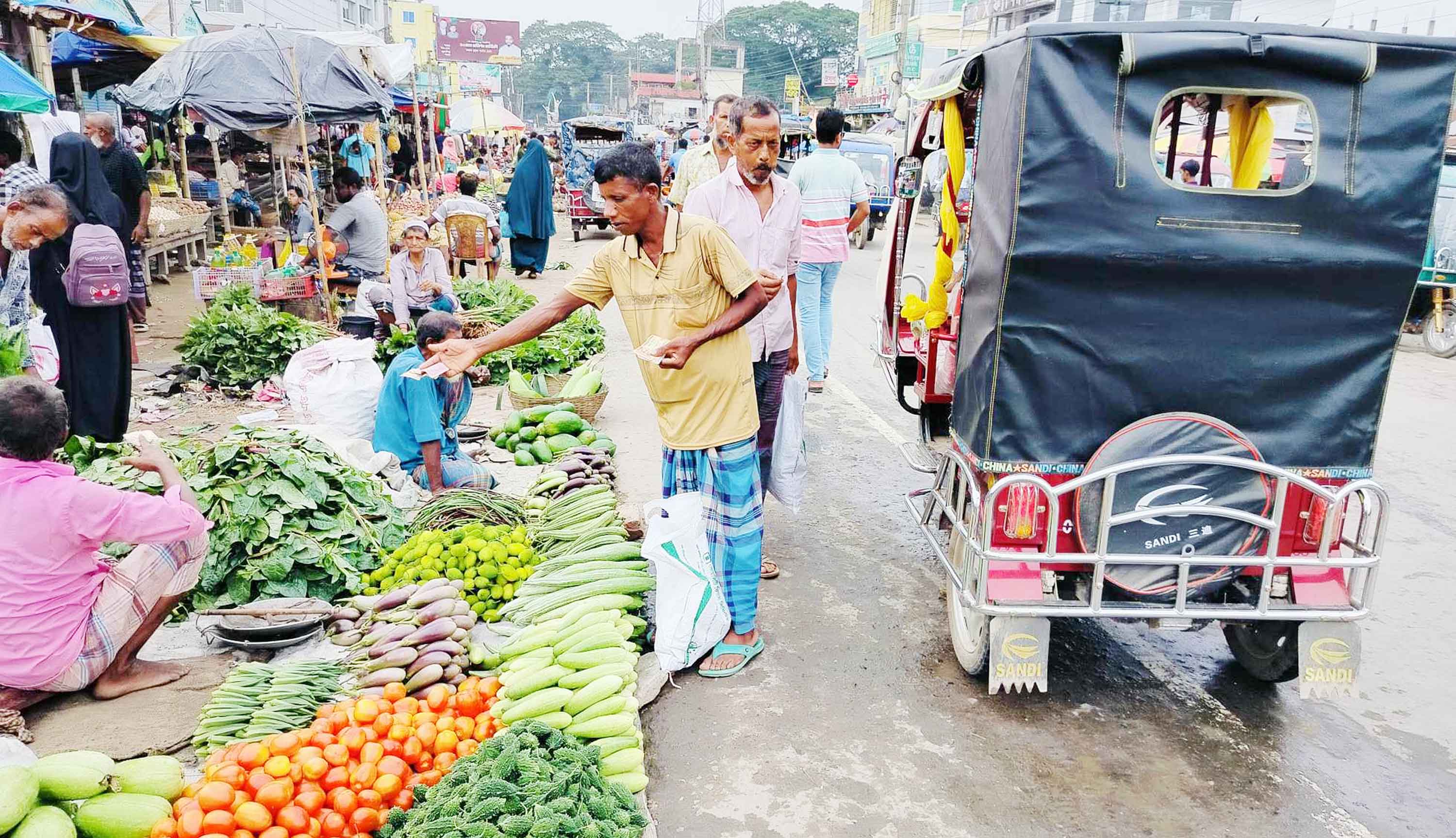 ঈশ্বরগঞ্জে মহাসড়ক দখল করে পৌর কাঁচাবাজার স্থাপন