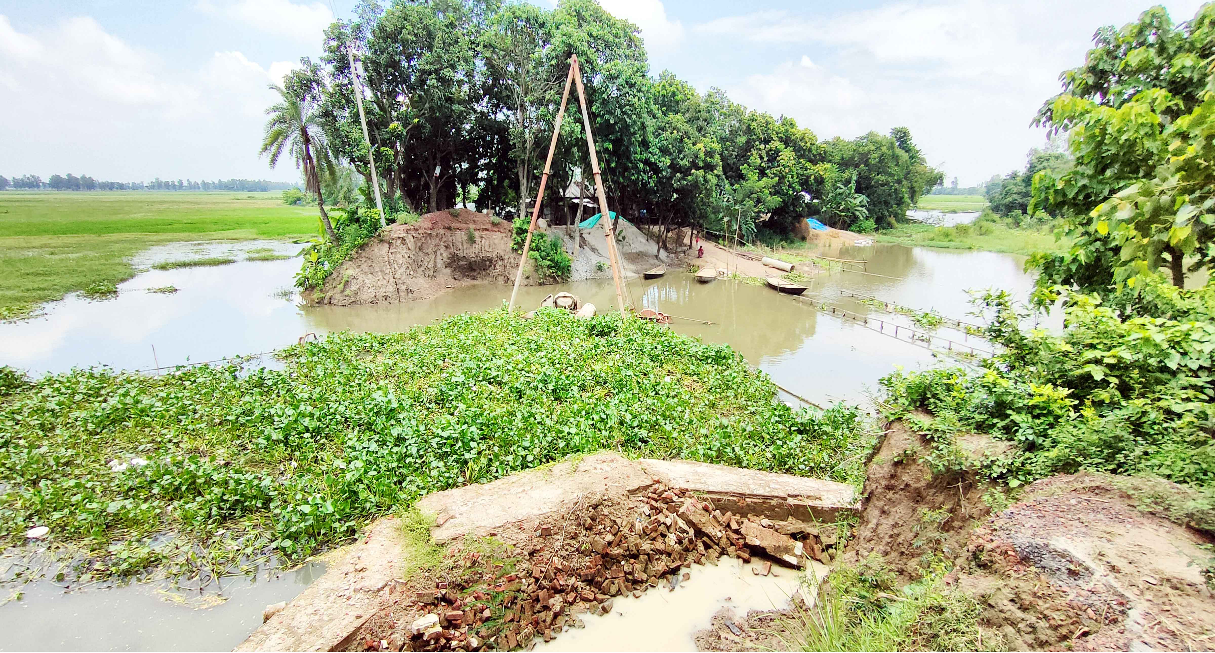 আত্রাইয়ে ভেঙে ফেলা ব্রিজের কাজ শুরু না হওয়ায় ভোগান্তি