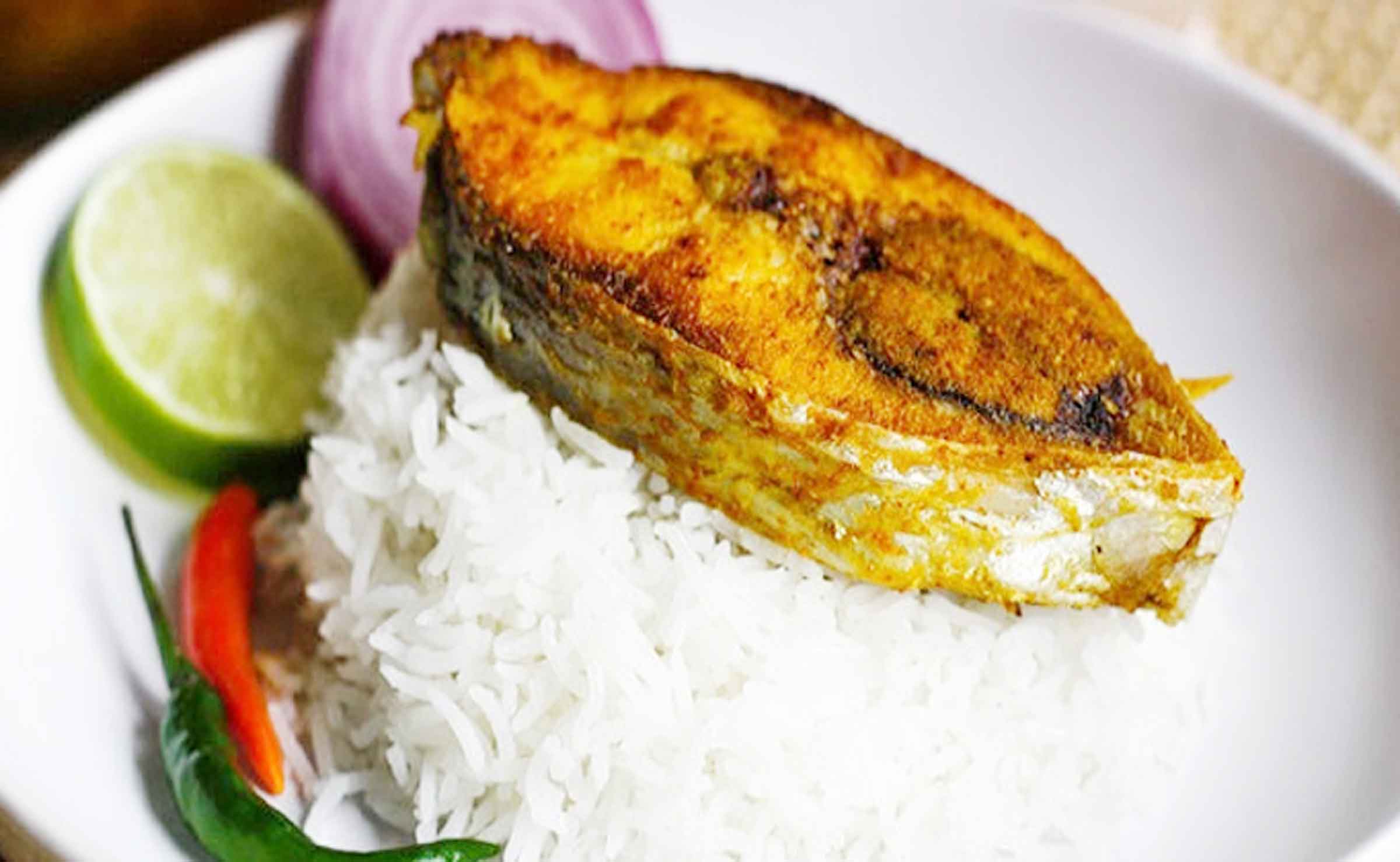 কথায় বলে 'মাছে-ভাতে বাঙালি'!