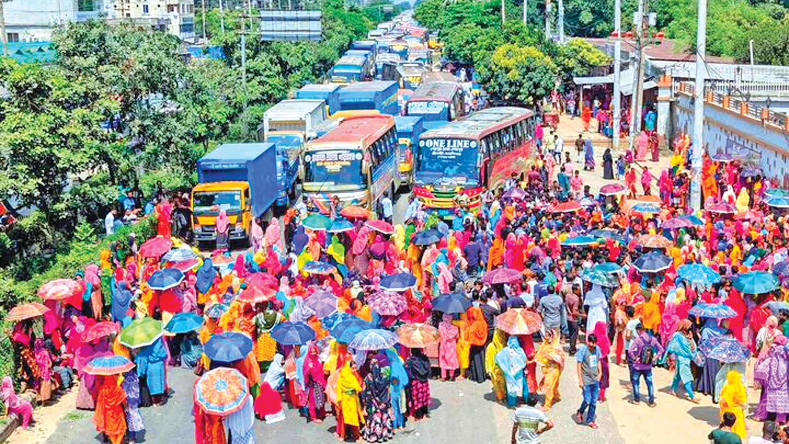 গাজীপুরে মহাসড়ক অবরোধ করে বিক্ষোভ, তীব্র যানজট