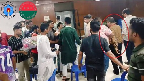 কর্মীদের সিট না দেয়ায় হল প্রভোস্টকে ডেকে নিয়ে হেনস্তা ঢাকা কলেজ ছাত্রদলের