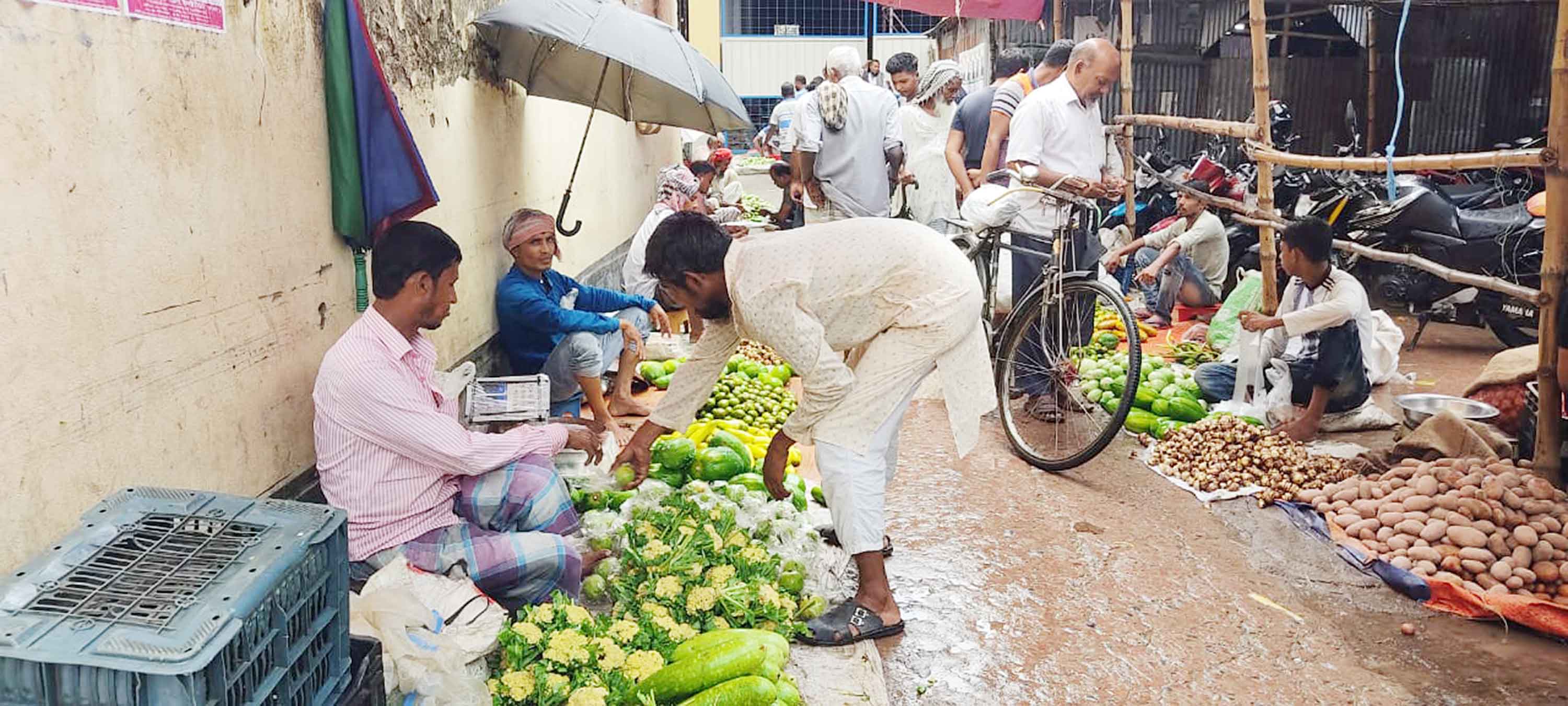 কাঁচা বাজারের উত্তাপে পুড়ছে নিম্নমধ্যবিত্তরা
