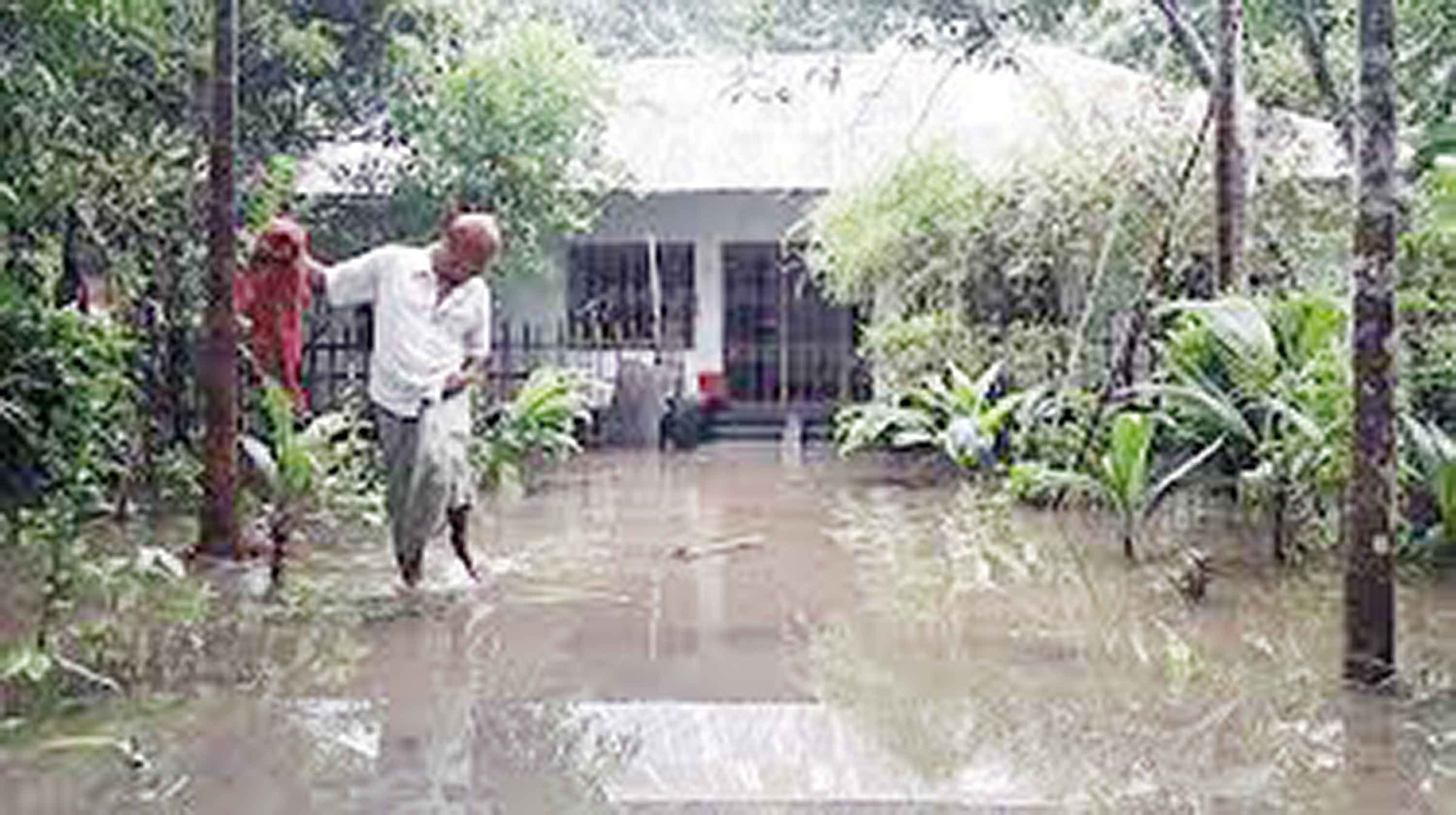 খুলনায় ভেসে গেছে সাড়ে ১২ হাজার ঘের-পুকুর