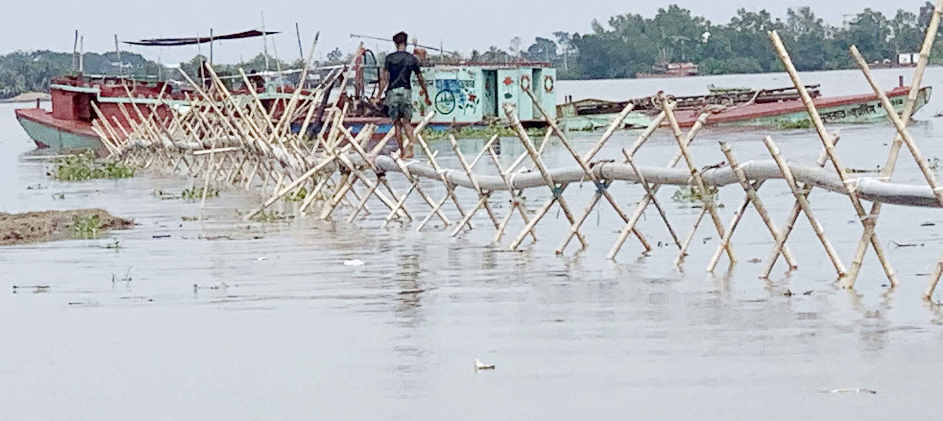 দাকোপে অবৈধ বালু উত্তোলনে চলছে প্রতিযোগিতা