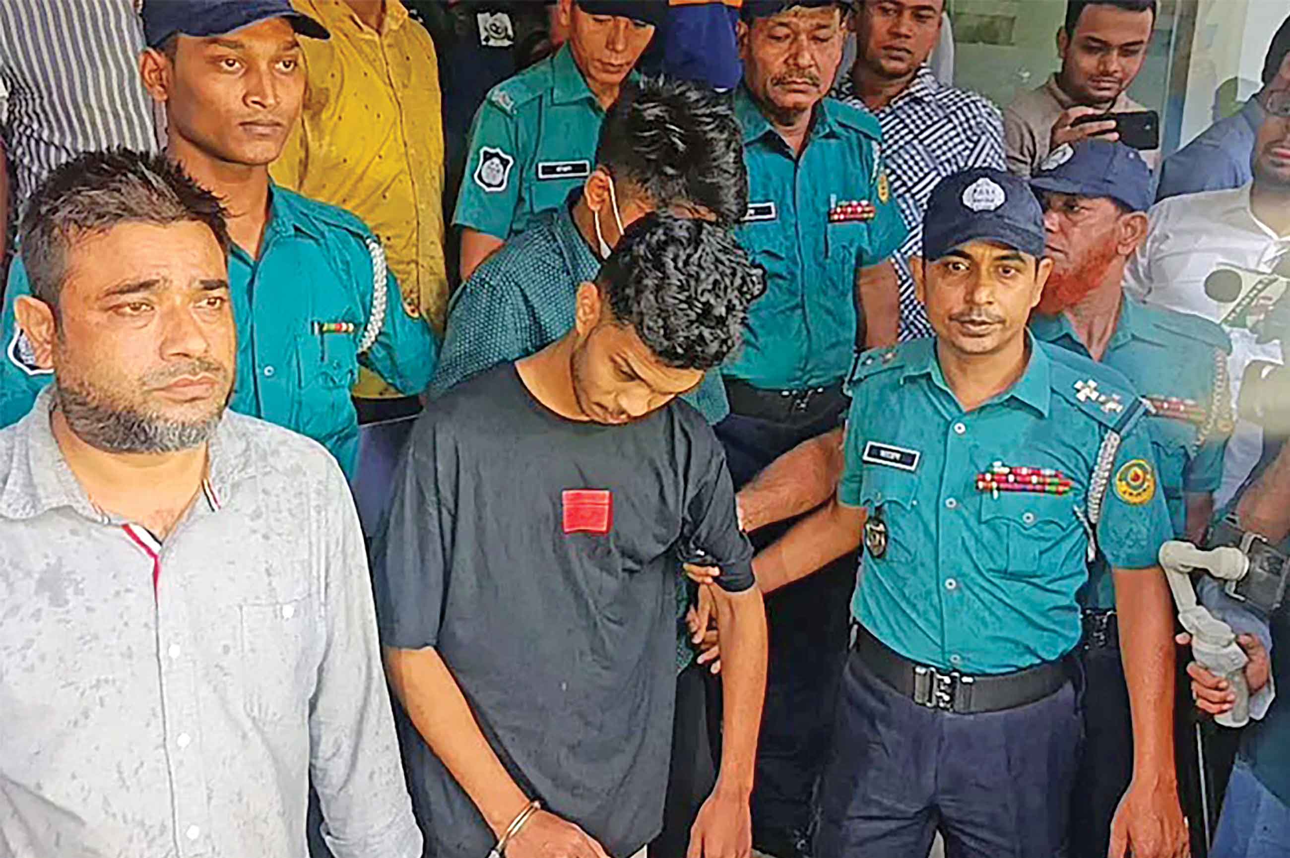হোয়াটসঅ্যাপ গ্রম্নপে পোস্ট করে ডাকা হয় লোক, গ্রেপ্তার ৩