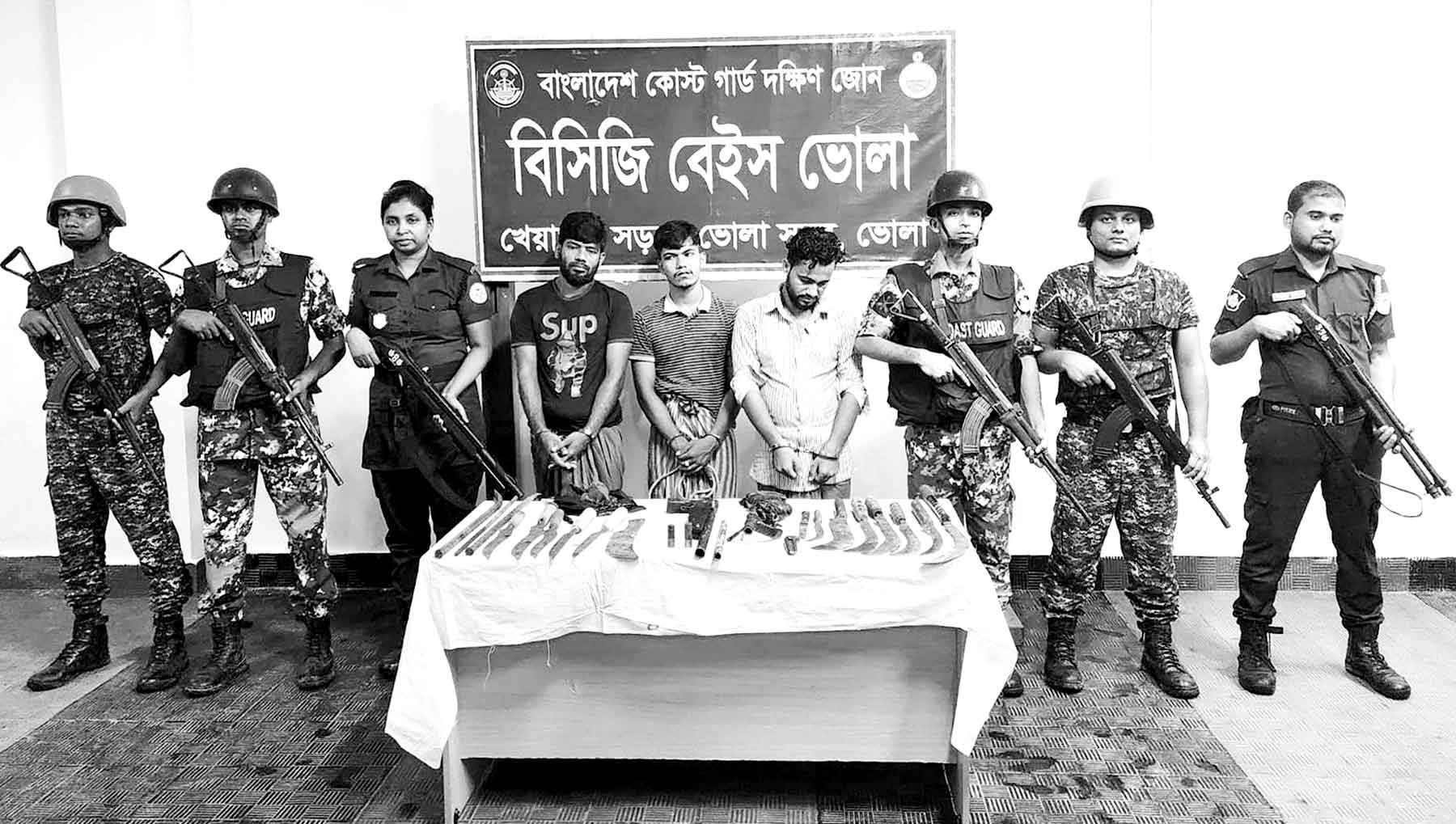 মোংলা ও ভোলায় বিপুল পরিমাণ অস্ত্র উদ্ধার