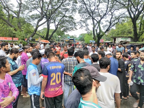 দূর্ঘটনায় ইবি শিক্ষার্থীর মৃত্যু, নিরাপদ সড়কের দাবিতে বিক্ষোভ