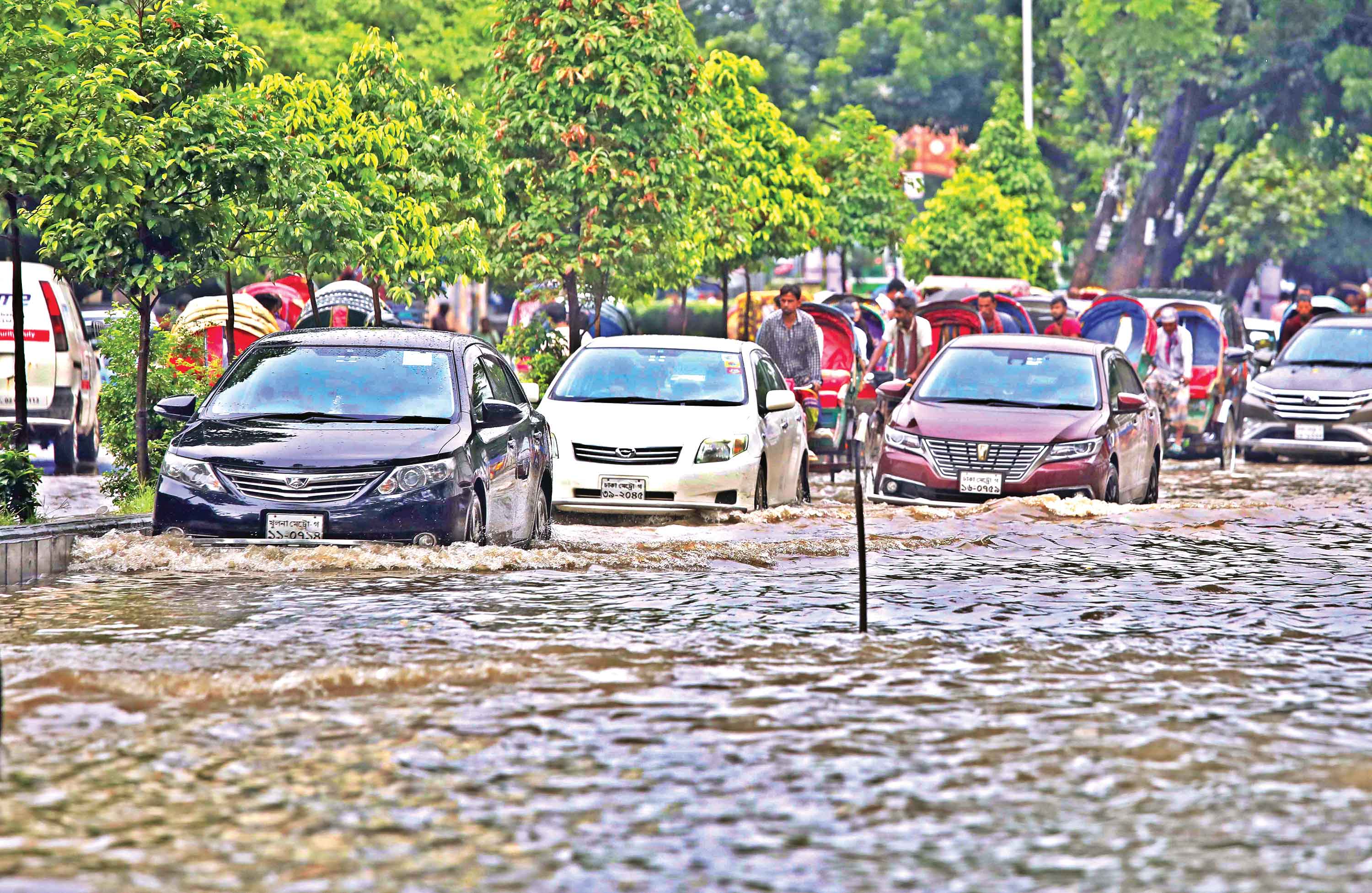 দিনভর বৃষ্টিতে জলাবদ্ধতার ভোগান্তি
