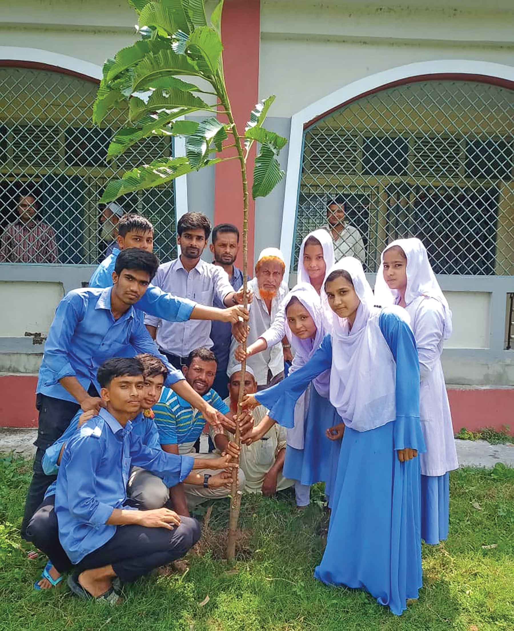 ঘোড়াঘাটে শিক্ষার্থীদের মধ্যে চারা বিতরণ ও রোপণ