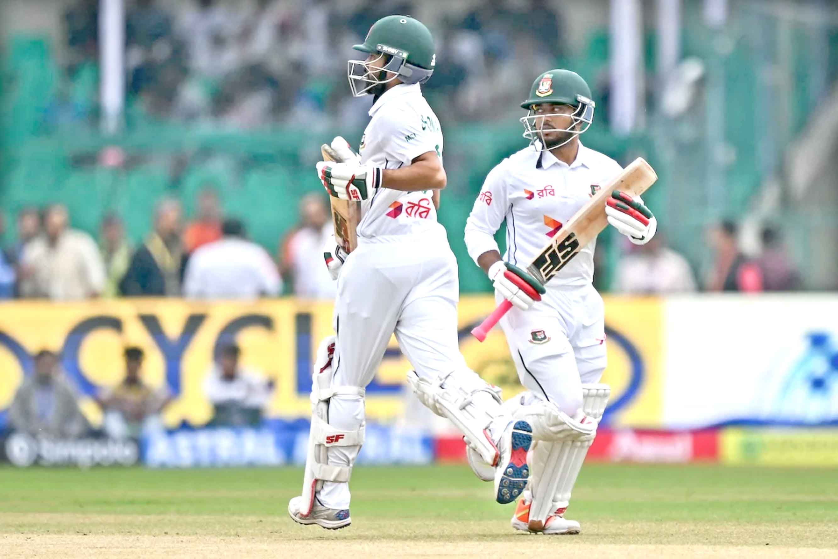২৪ বল খেলে শূন্য রানে আউট জাকির হাসান
