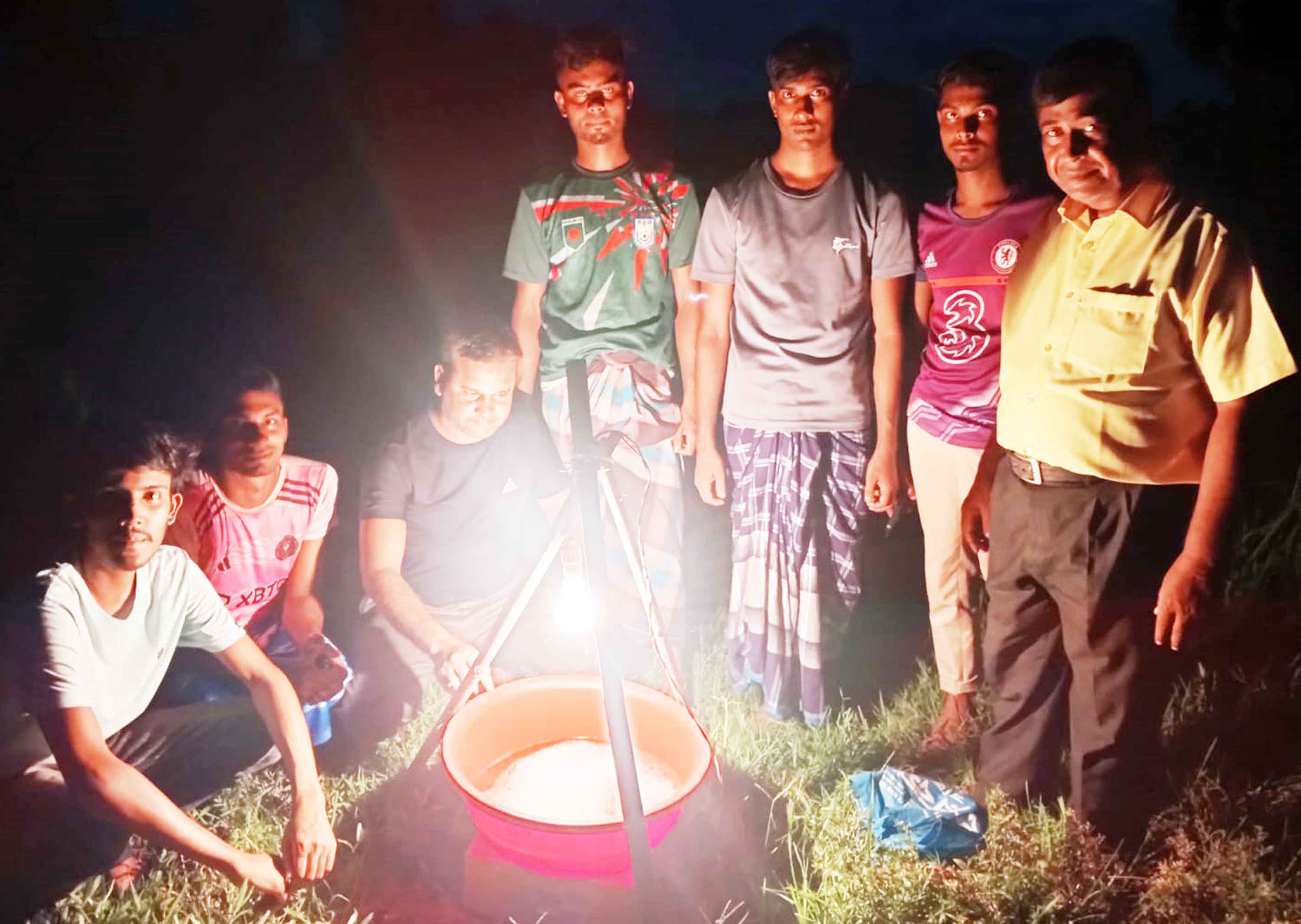 দুপচাঁচিয়ায় ধানক্ষেতে পোকা দমনে আলোক ফাঁদ