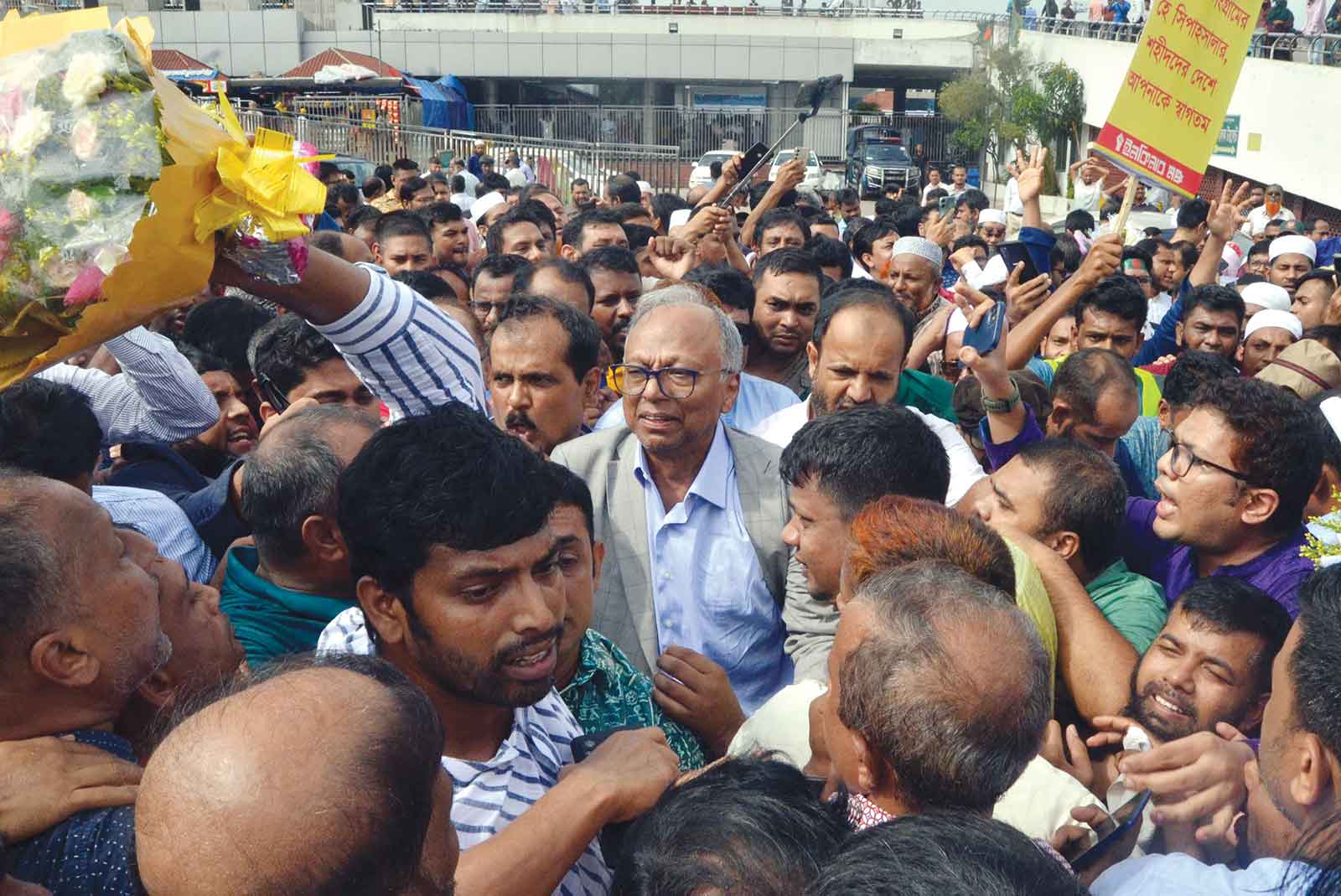 দেশে ফিরলেন 'আমার দেশ' সম্পাদক