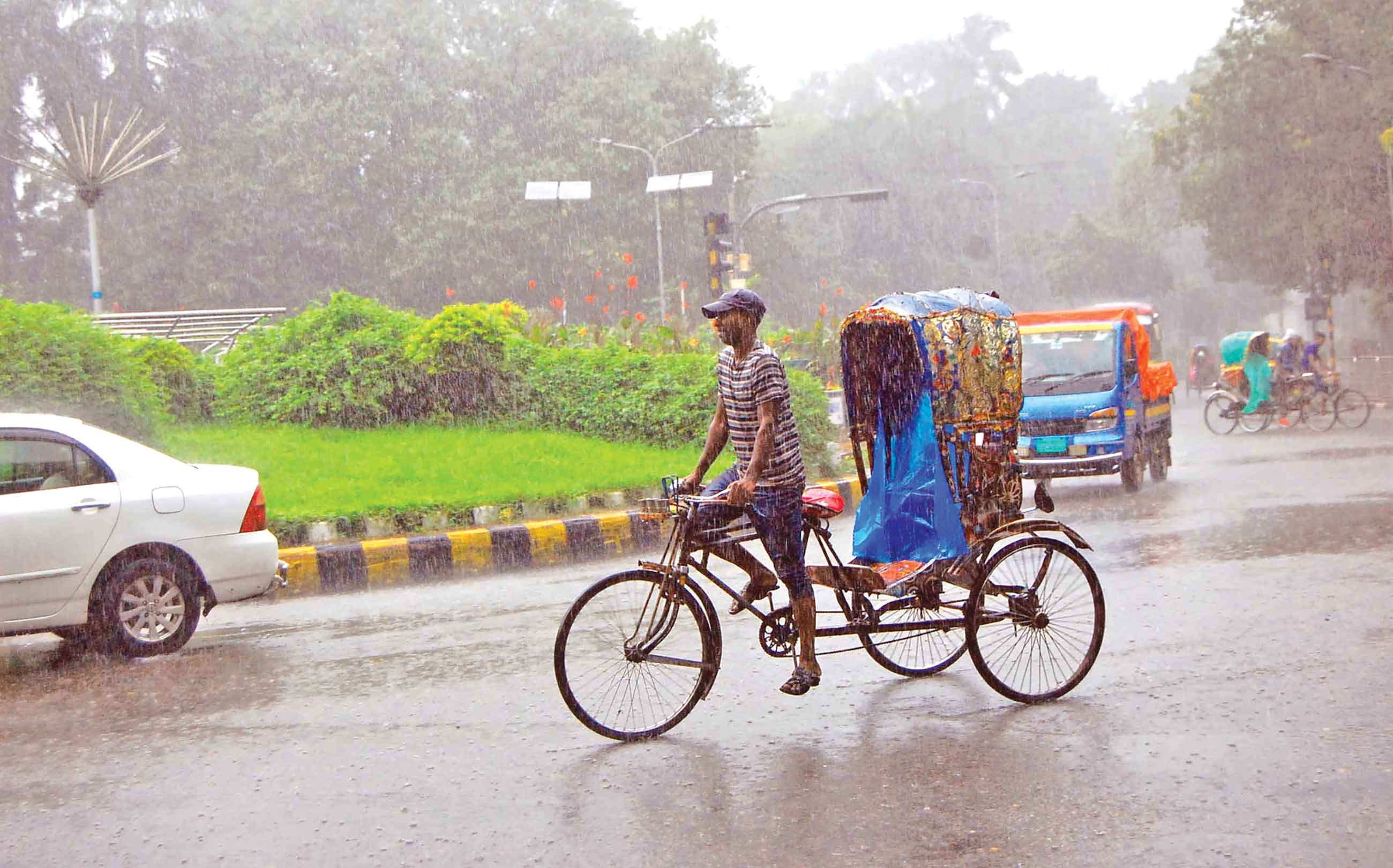 দিনভর থেমে থেমে বৃষ্টি তাপমাত্রা বাড়ার আভাস