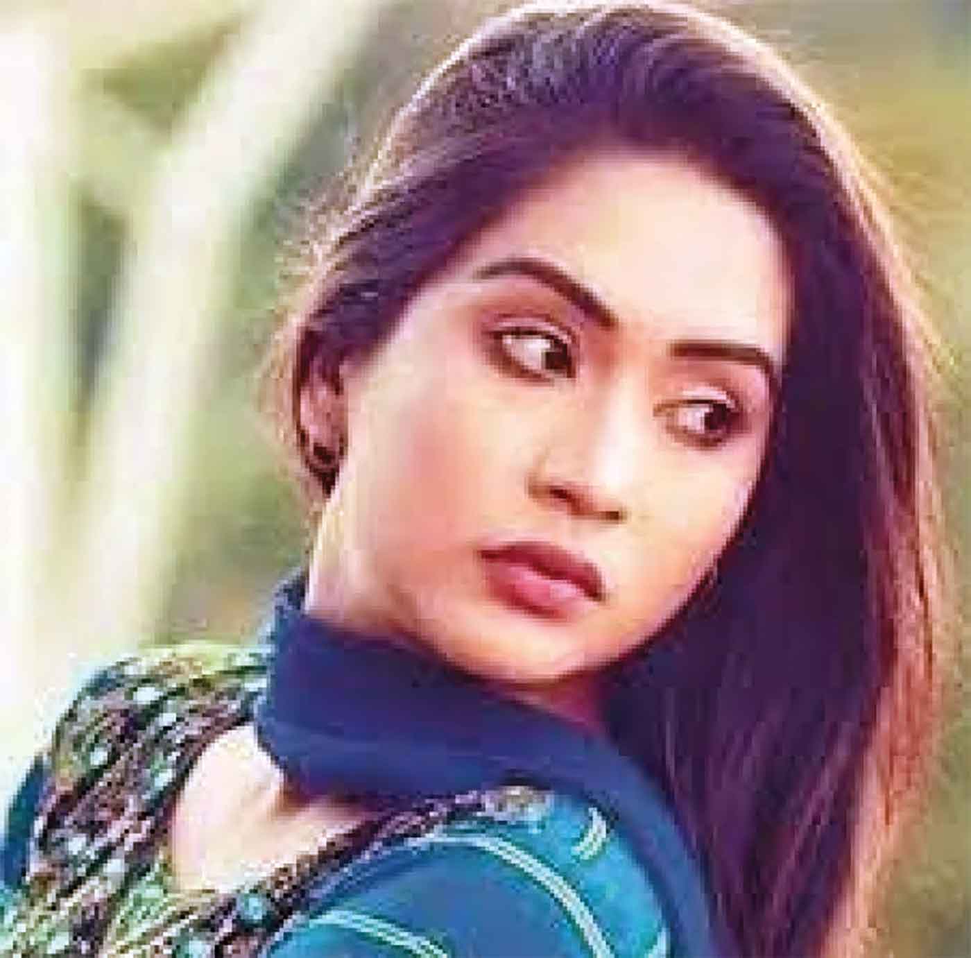 পুলিশের ভূমিকায় মম