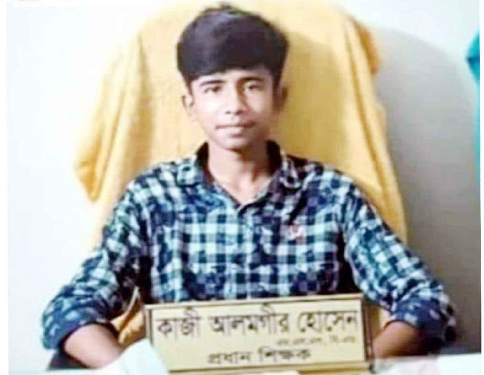 প্রধান শিক্ষকের পদত্যাগ চেয়ে চেয়ারেই বসে গেল ছাত্র!