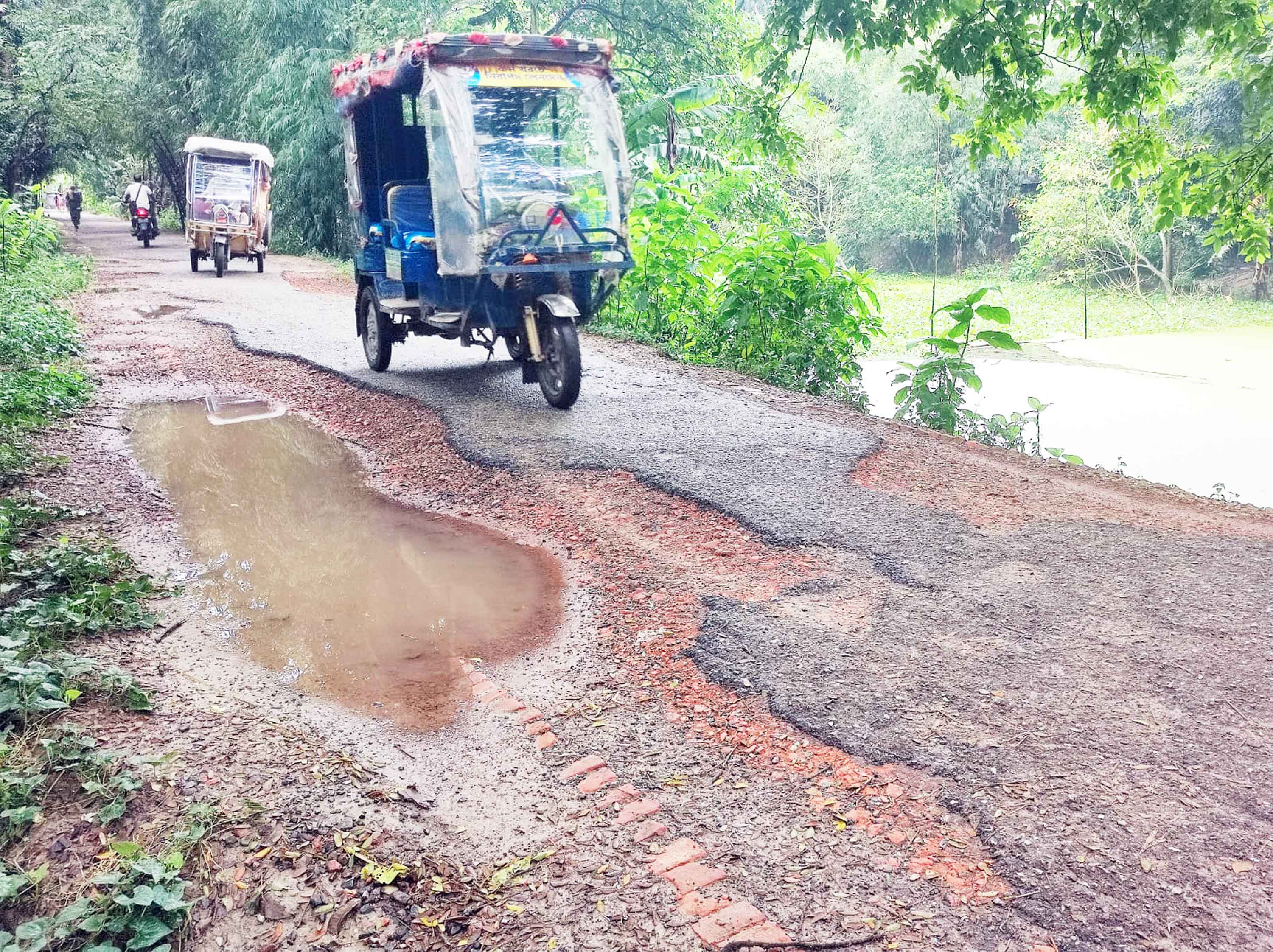 ভোগান্তির আরেক নাম খানাখন্দে ভরা কালই-রামকৃষ্ণপুর সড়ক